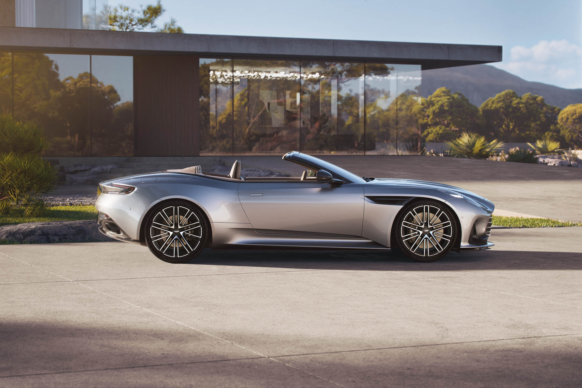 Aston Martin DB12 Volante 2023 04