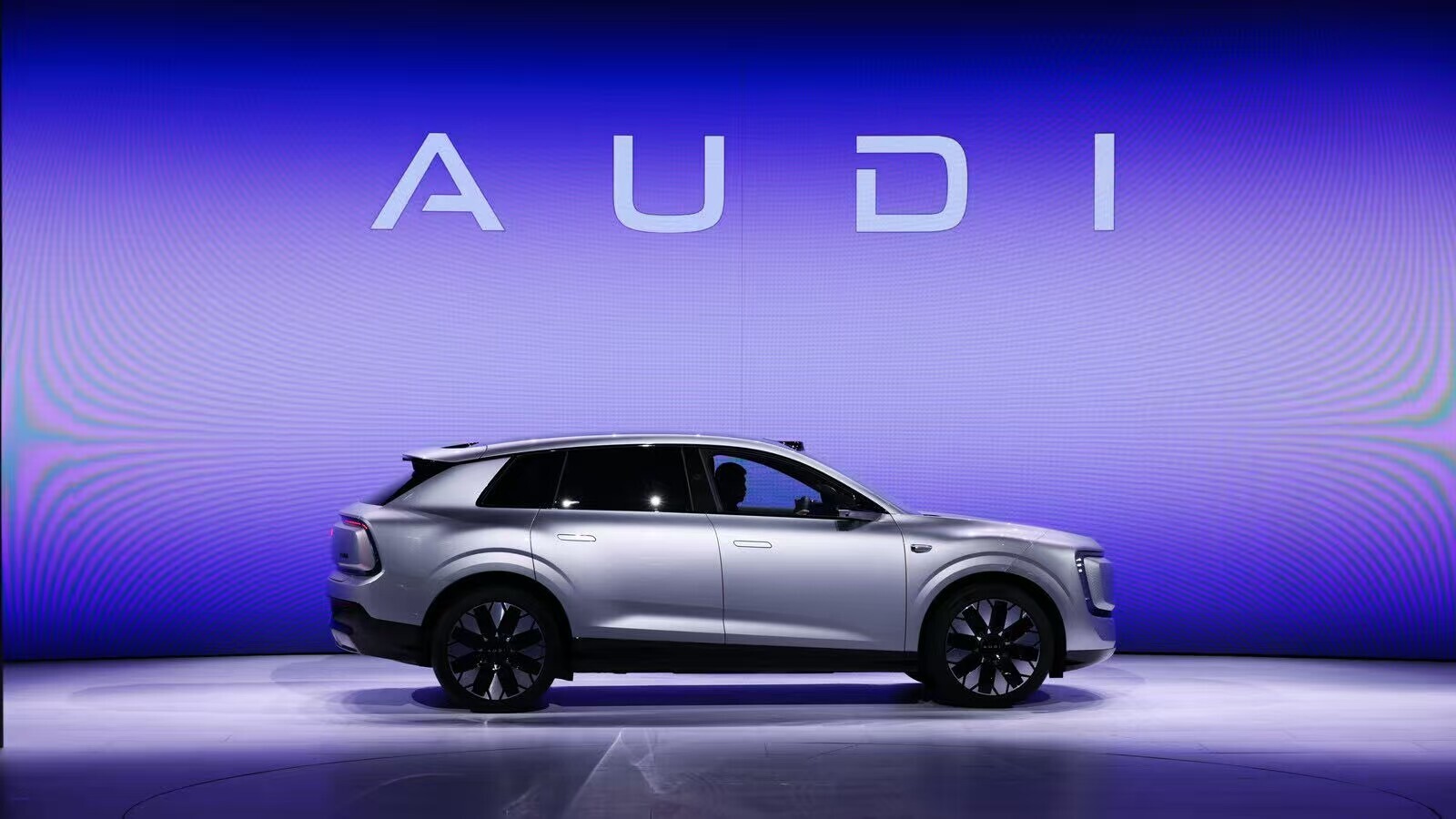 audi e7x 01