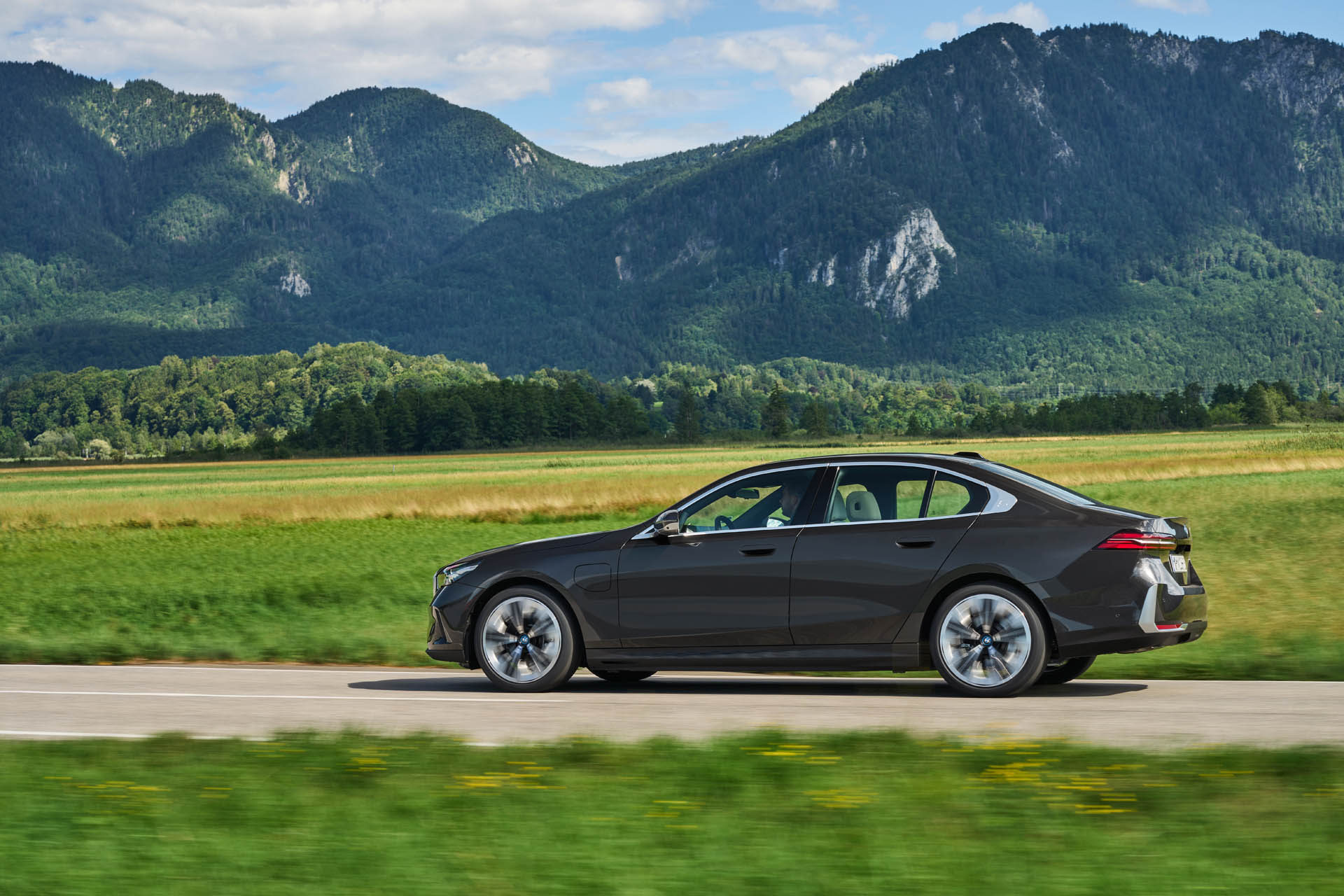 BMW 530e 2023 01