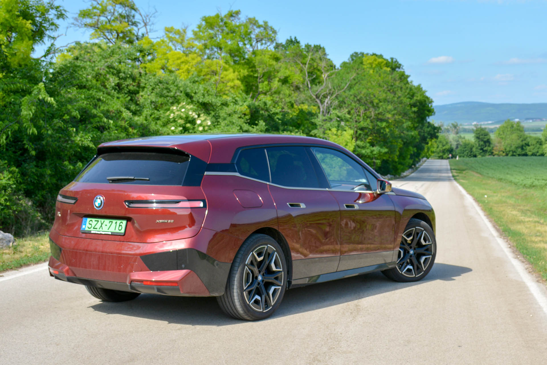 bmwiX50-2022v