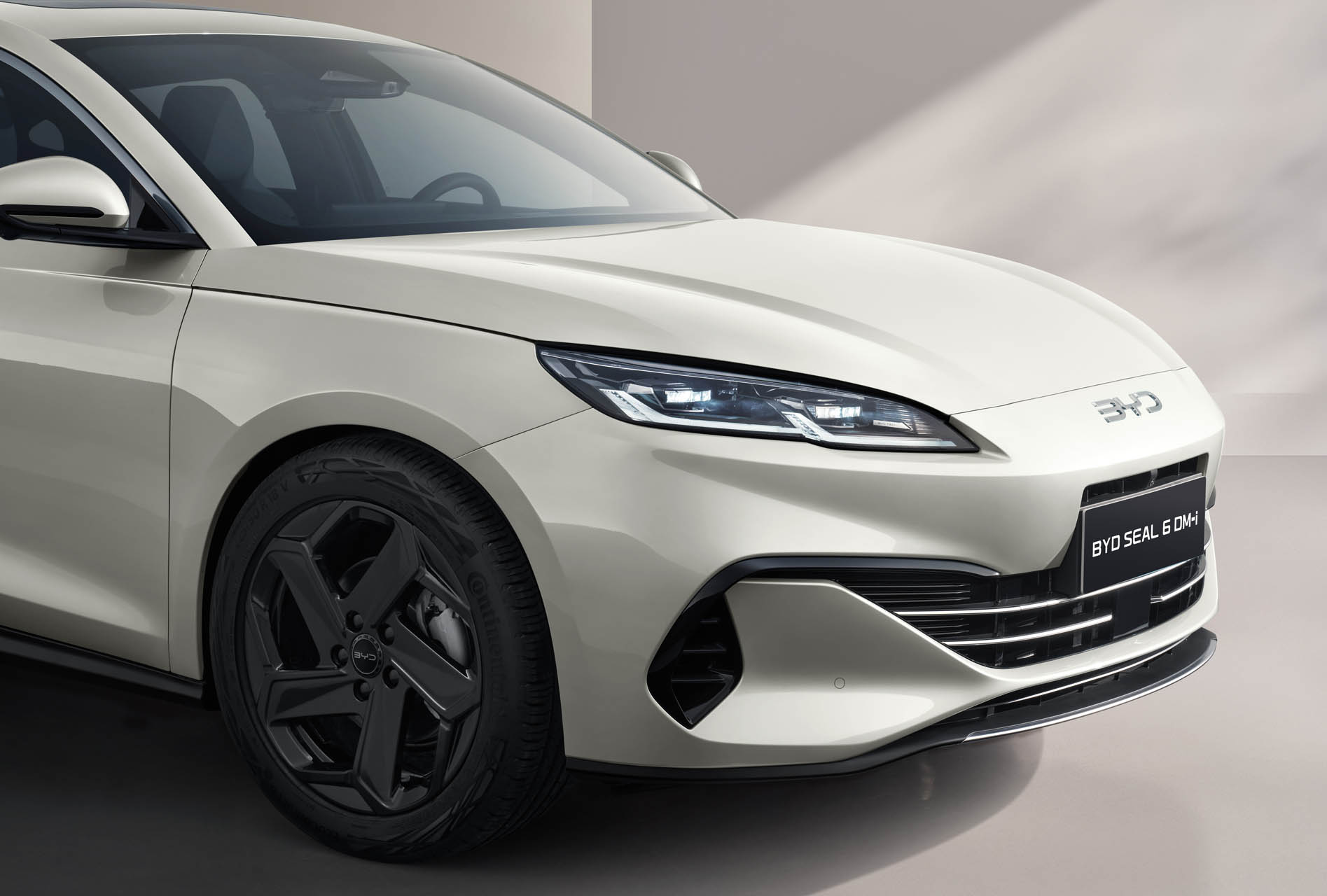 09SEAL 6 LHD Sandstone Exterior front of the car download JPG 5000PX RGB