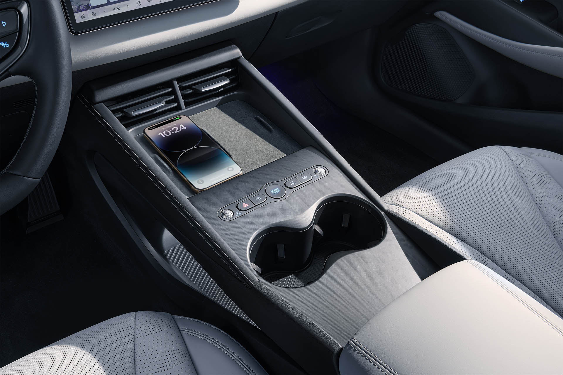 11SEAL 6-DM-i LHD Interior BlackGrey wireless charge download JPG 5000PX RGB
