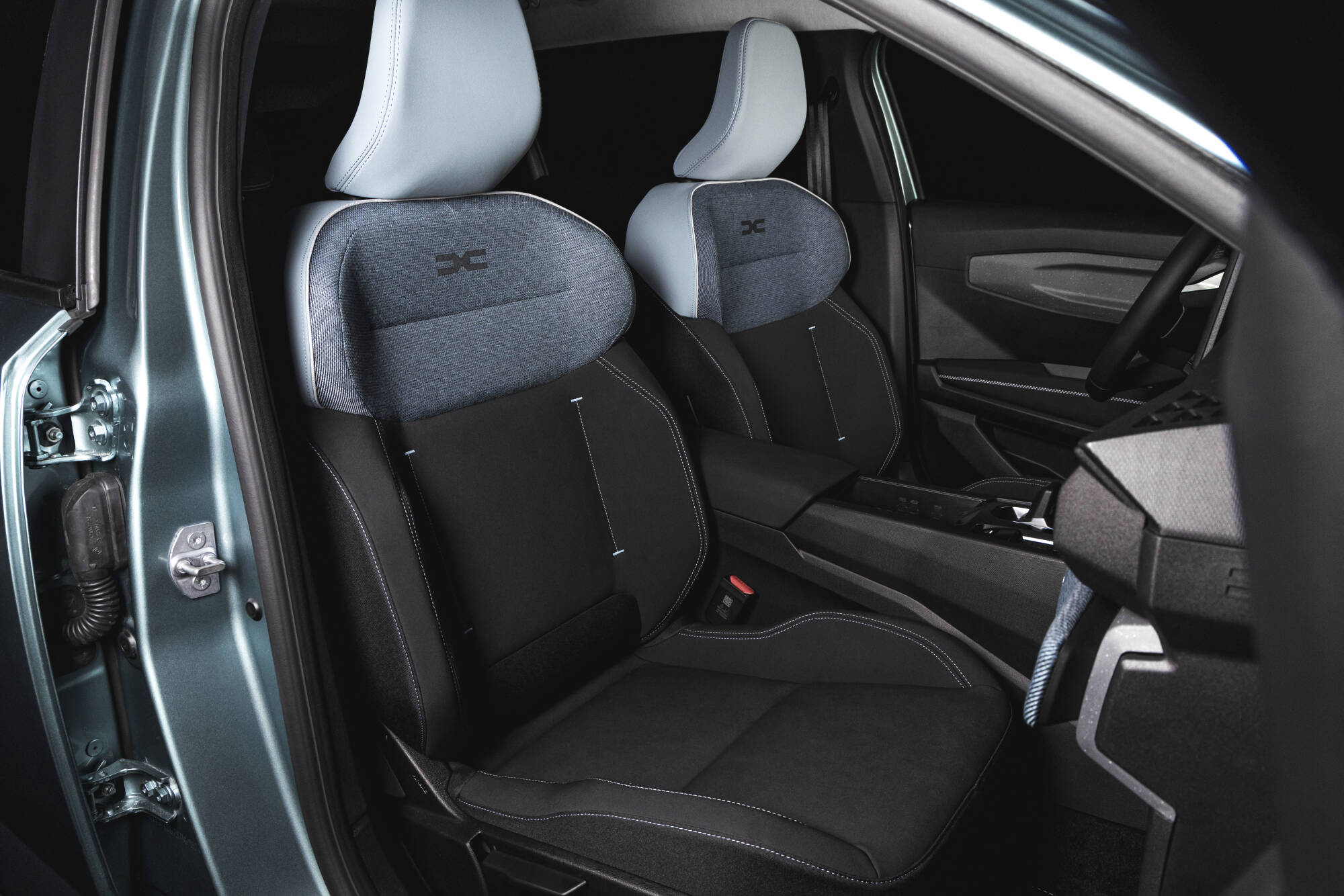 Dacia-Striker-Hybrid-155-7
