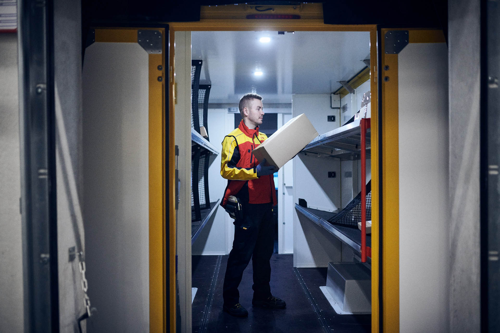DHLExpressFordETransit16
