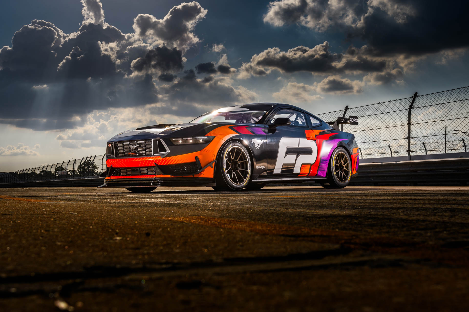 Ford Mustang GT4 26