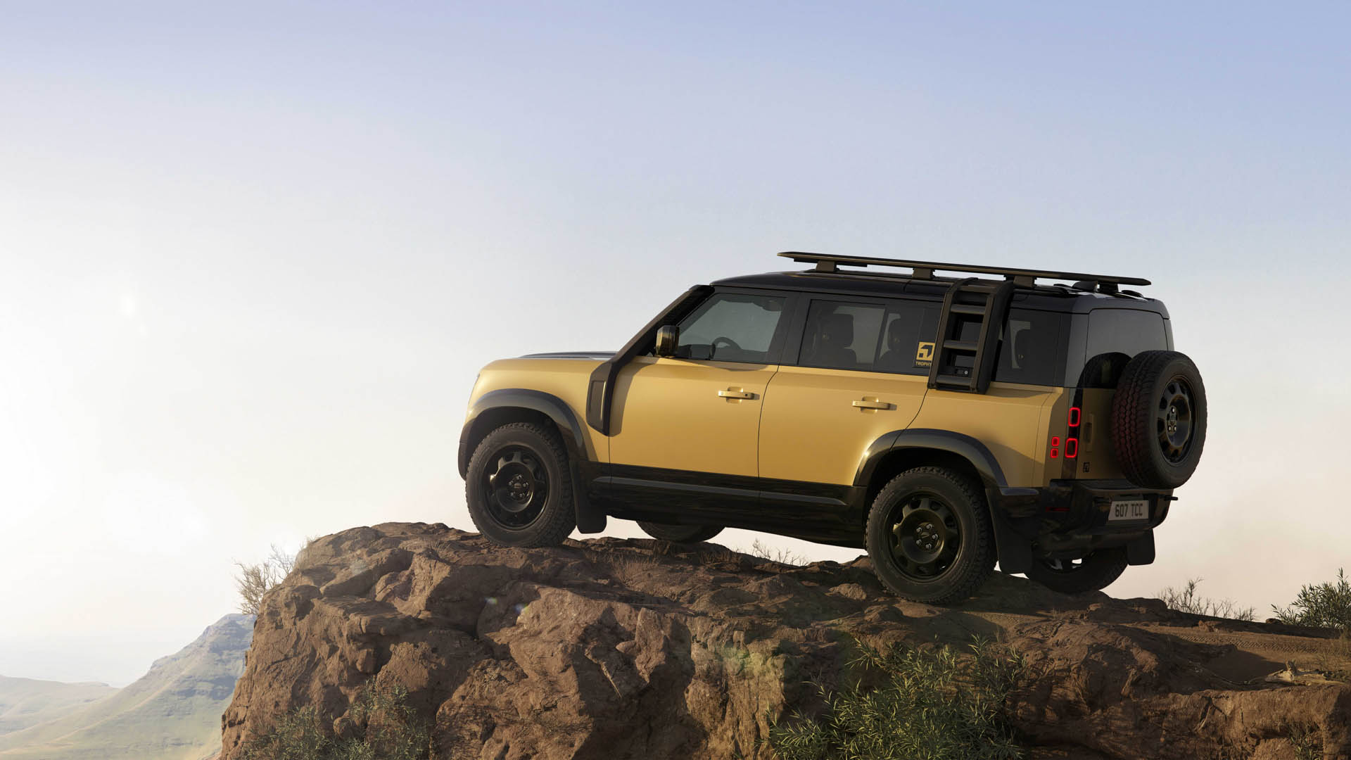 DEF 26MY TROPHY EDITION YELLOW 190625 03b