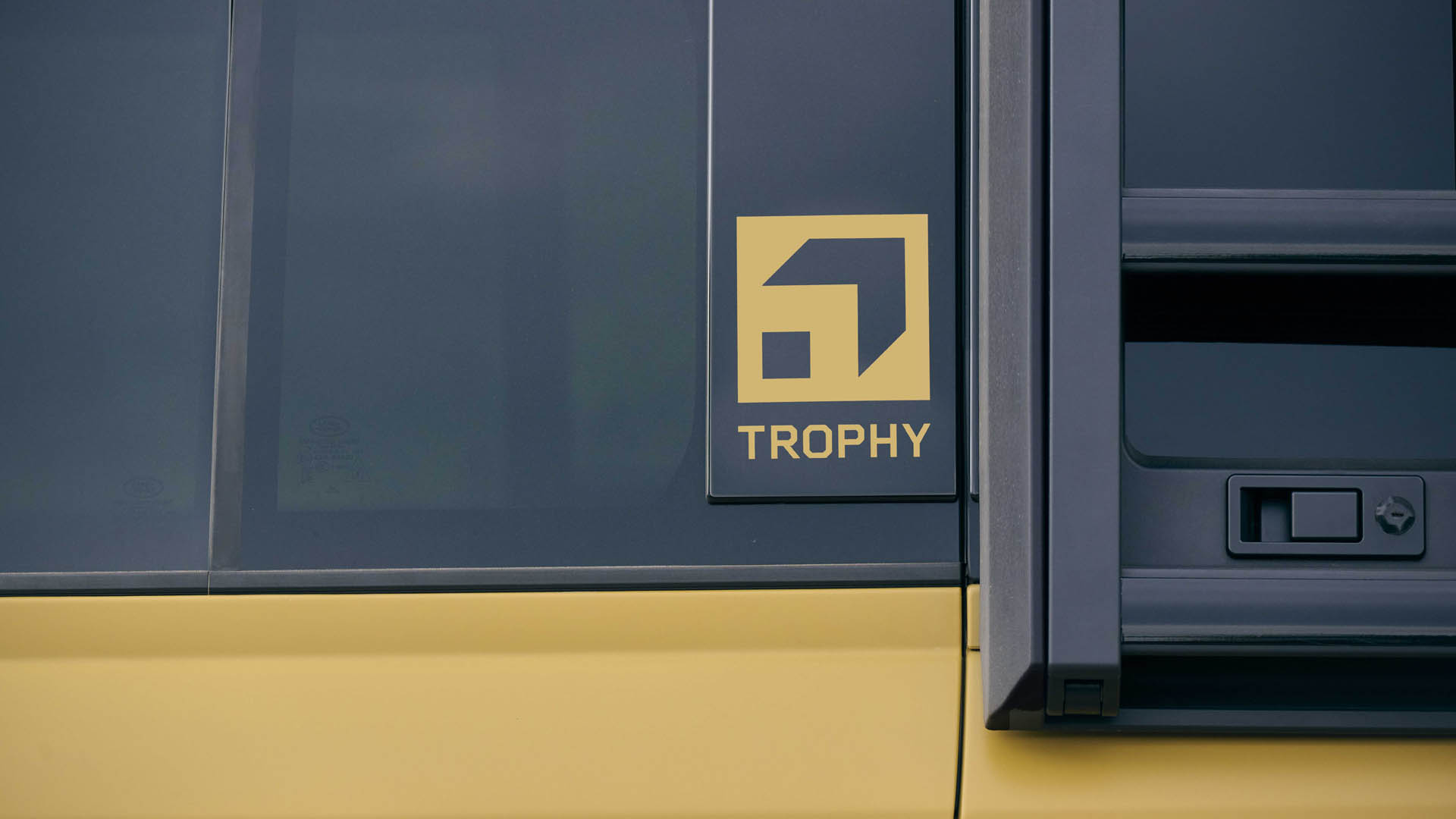 DEF 26MY TROPHY EDITION YELLOW 190625 10b