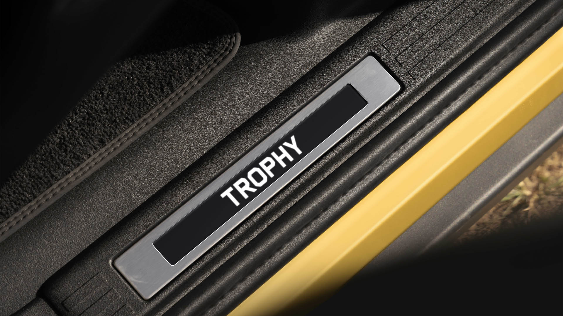 DEF 26MY TROPHY EDITION YELLOW 190625 15b