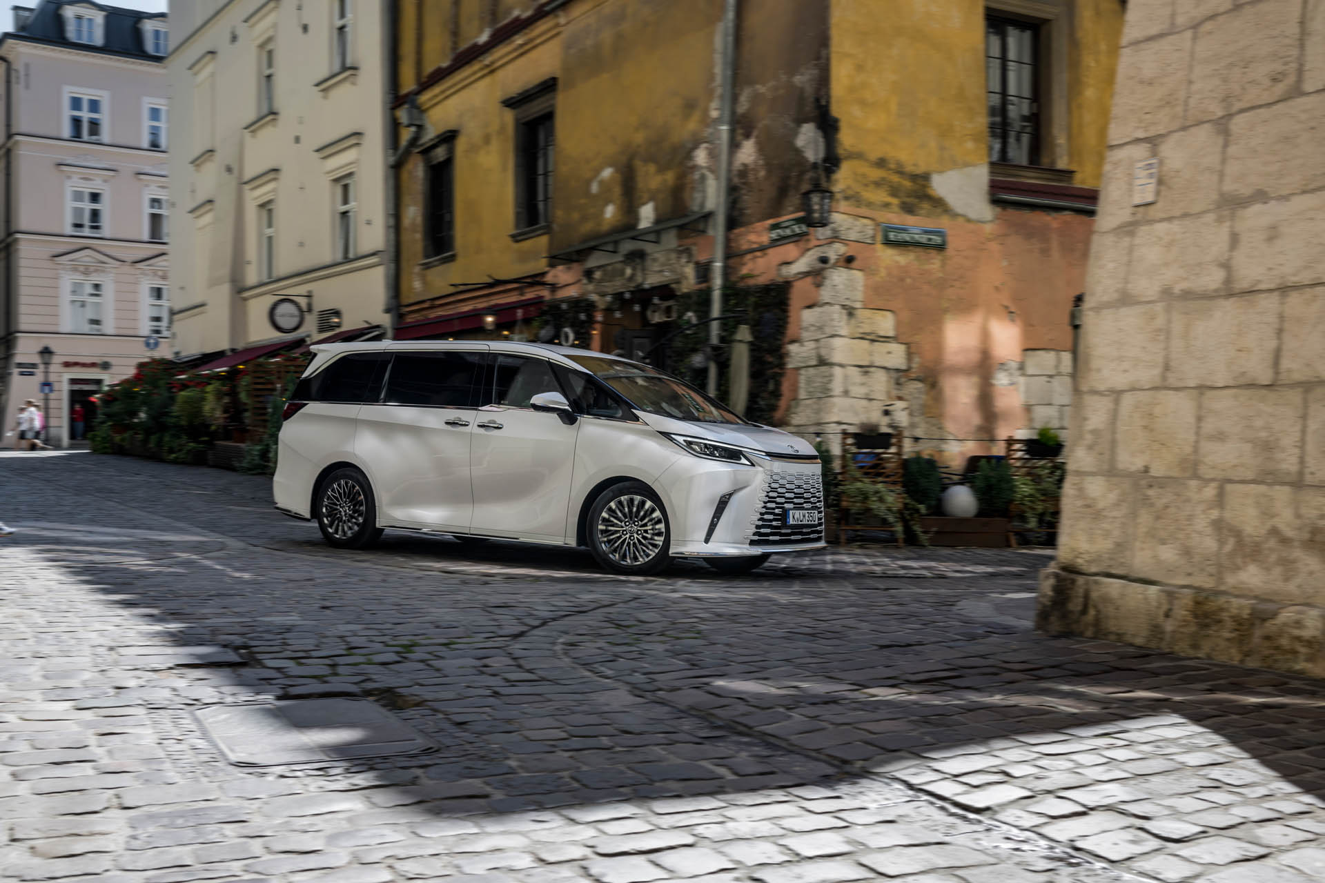 Lexus LM 15