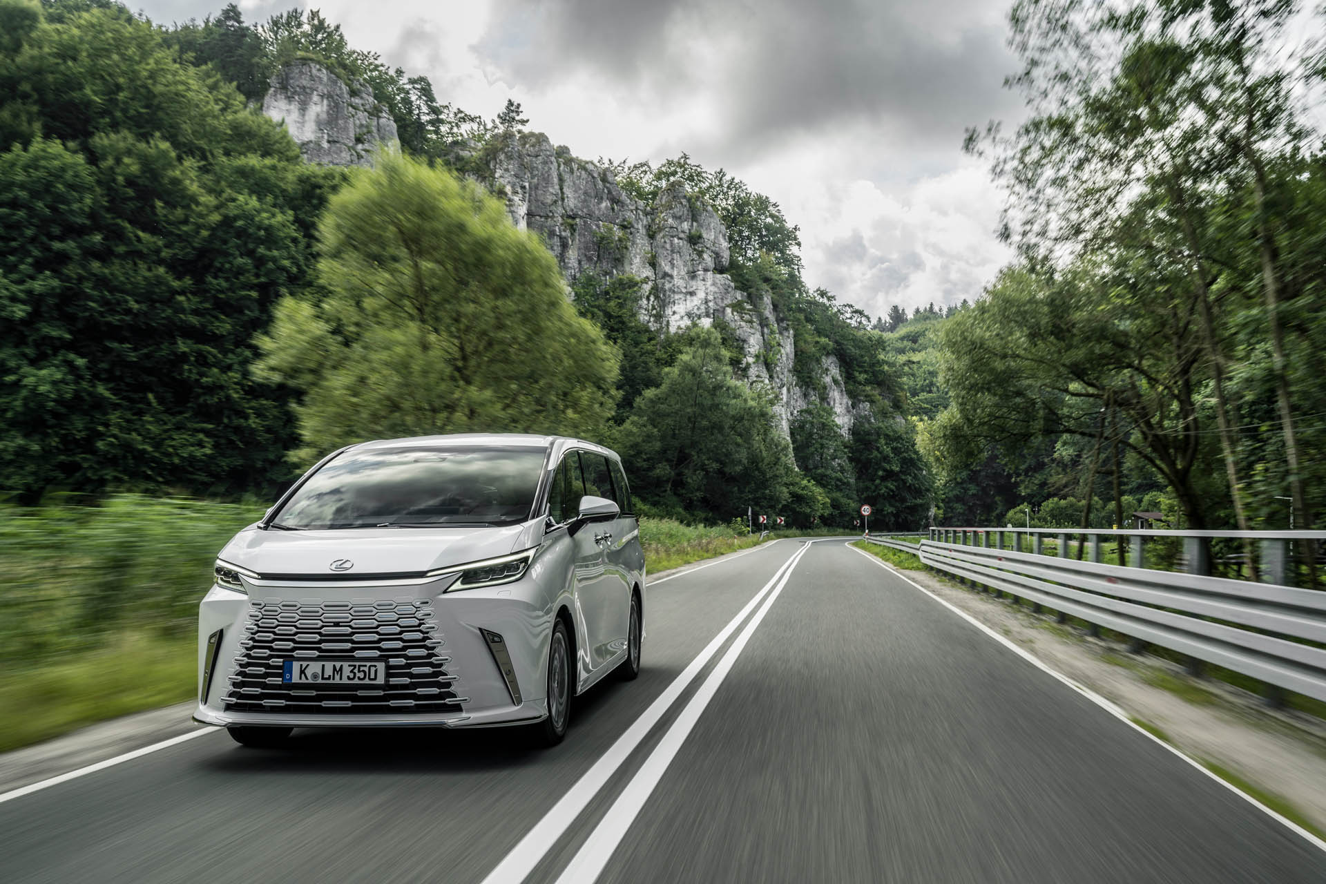 Lexus LM 16