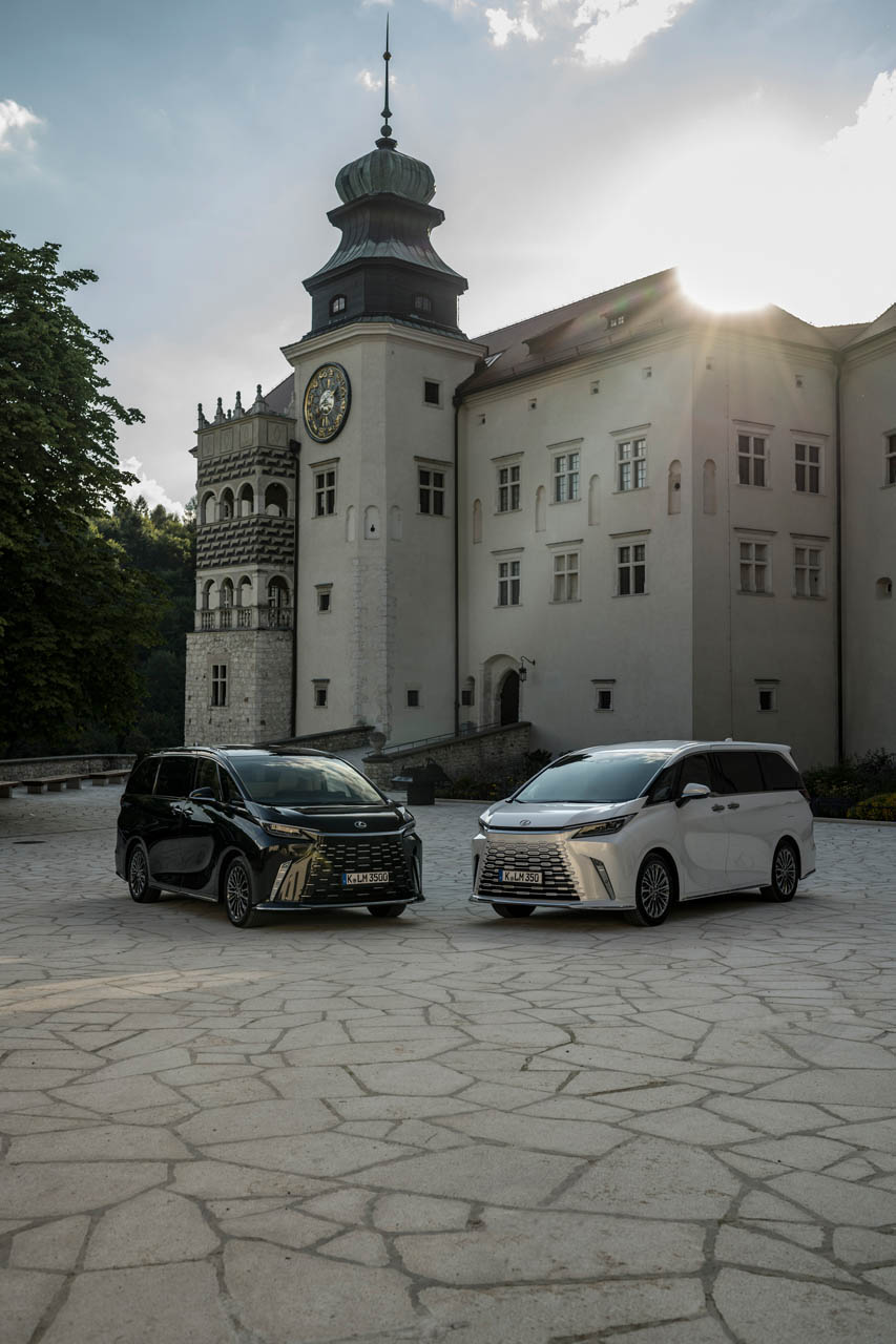 Lexus LM 17