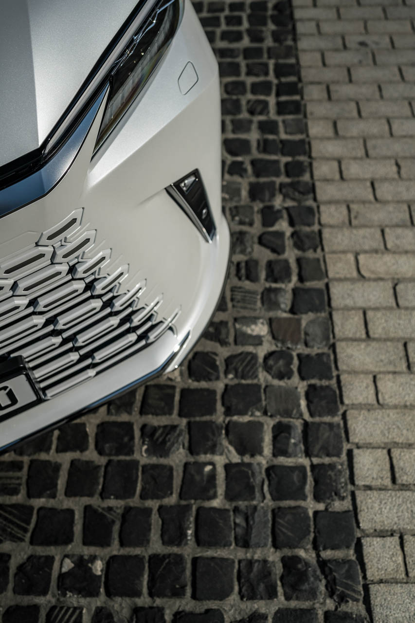 Lexus LM 58