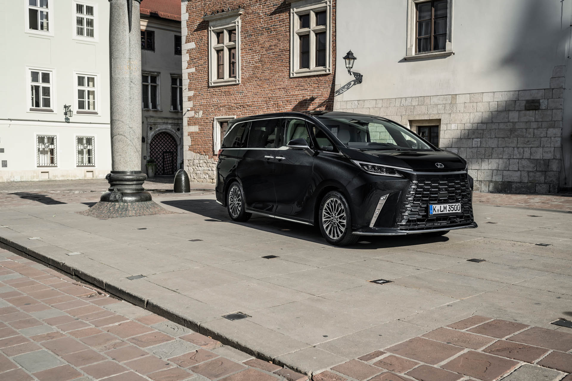 Lexus LM 60