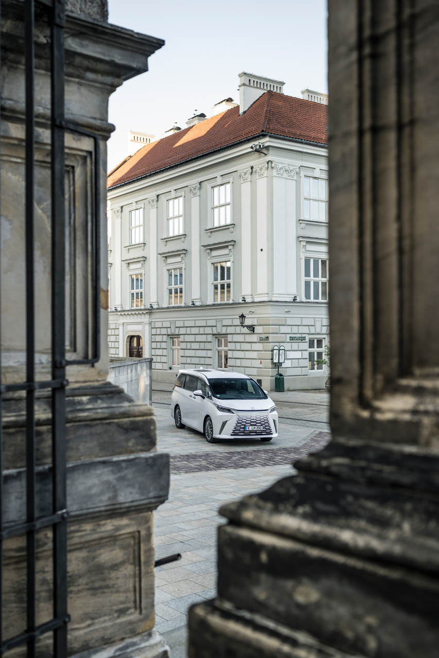 Lexus LM 61