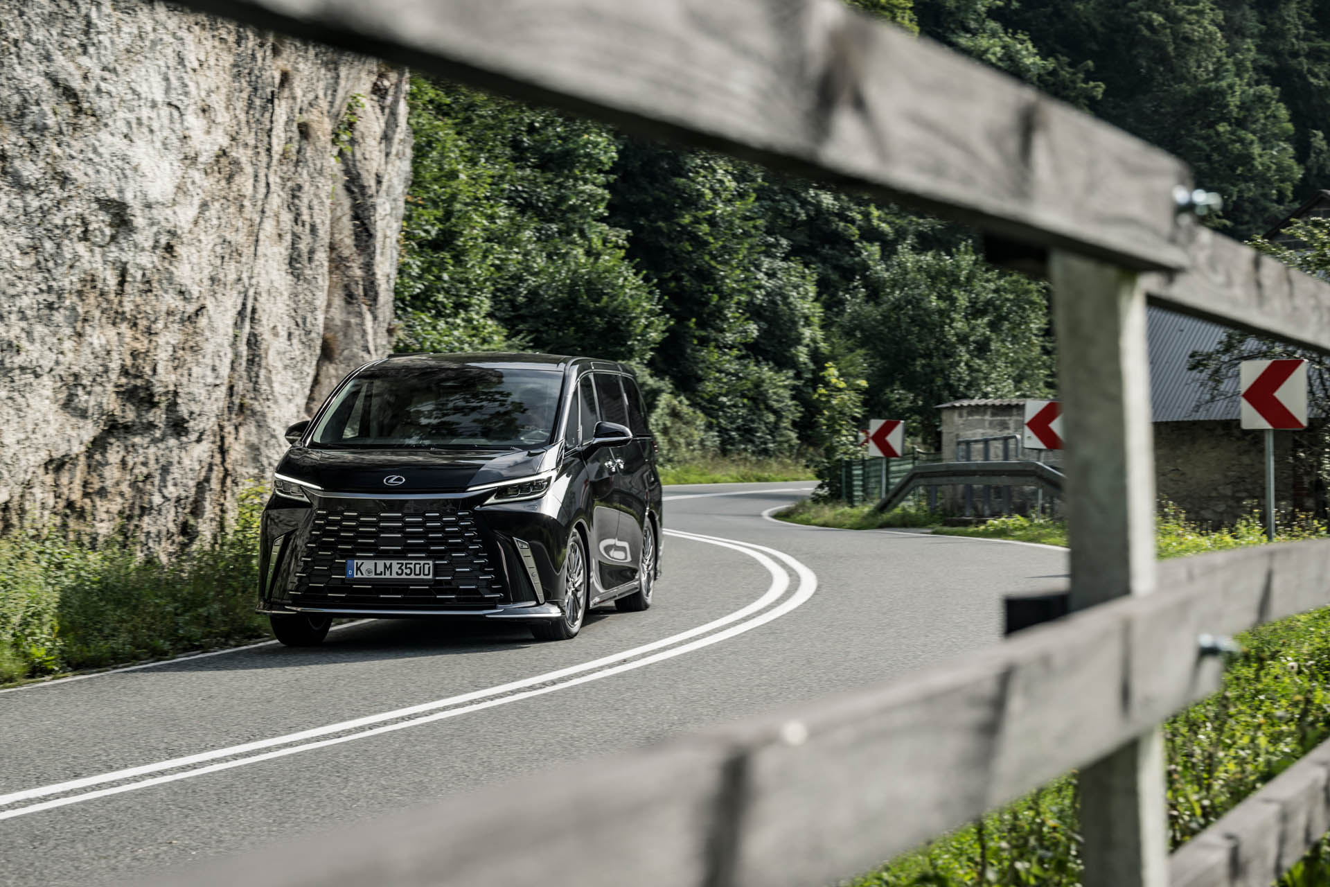 Lexus LM 67