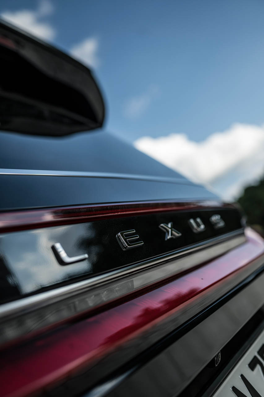 Lexus LM 70