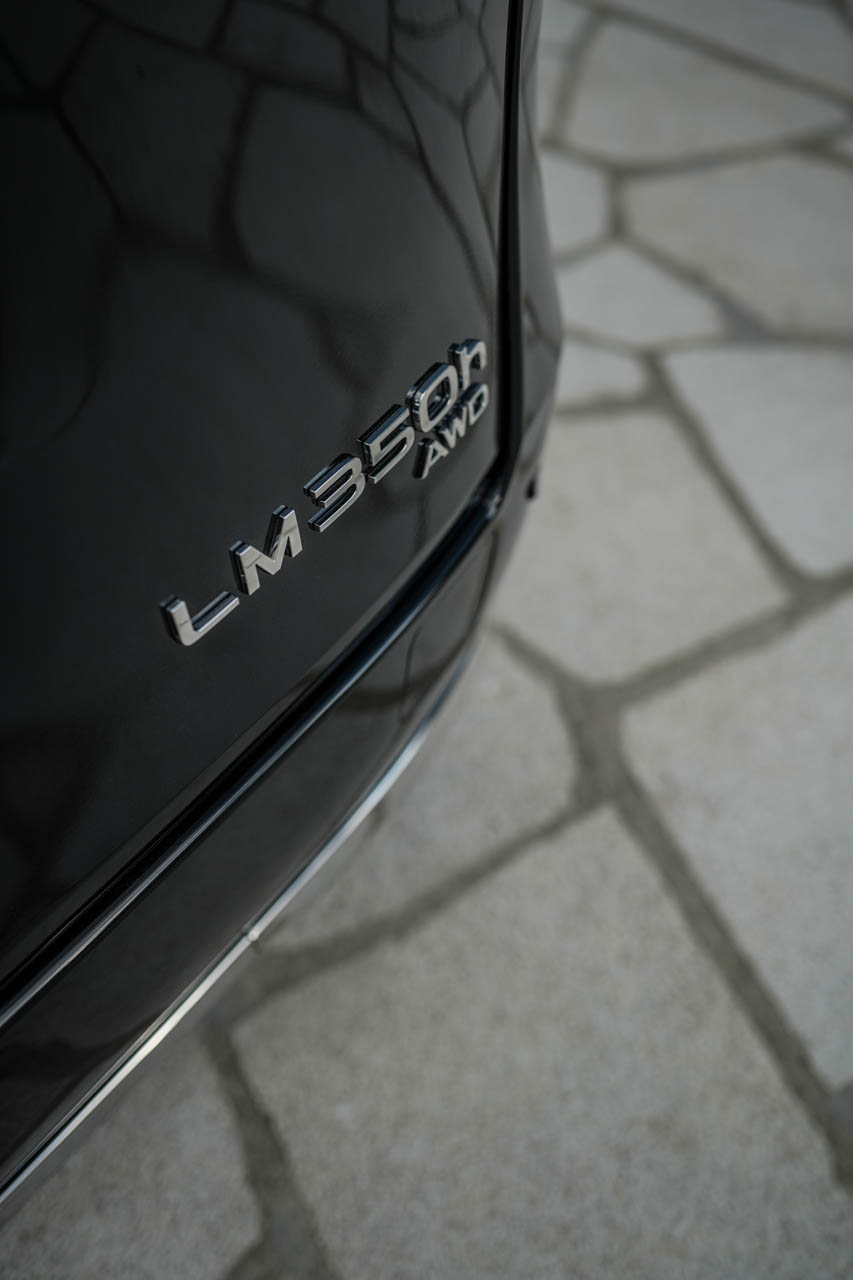 Lexus LM 73