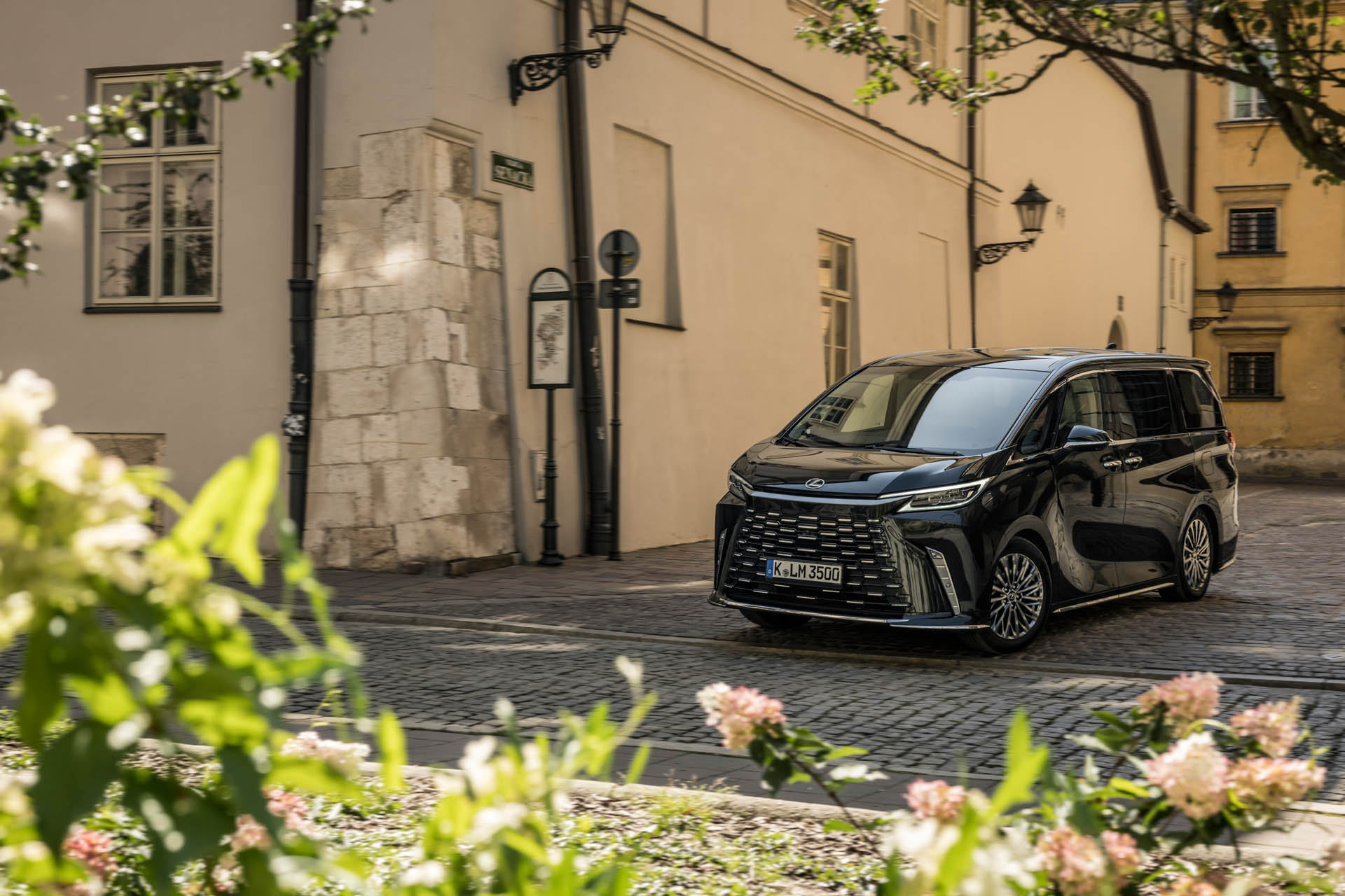 Lexus LM 77
