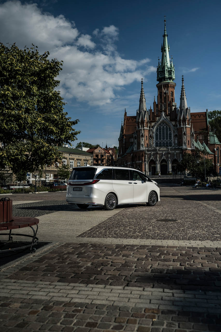 Lexus LM 81