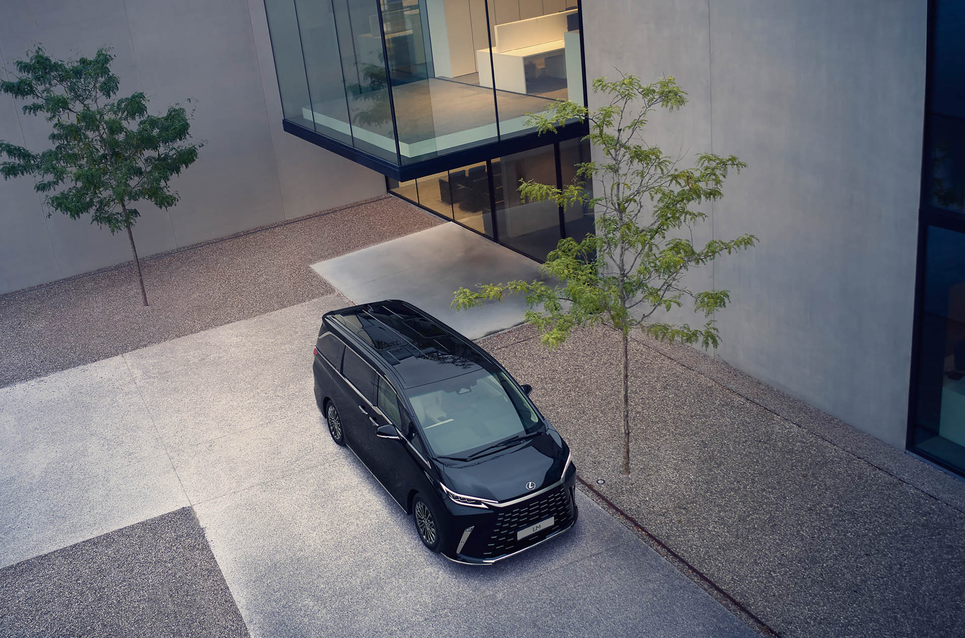 Lexus LM 82