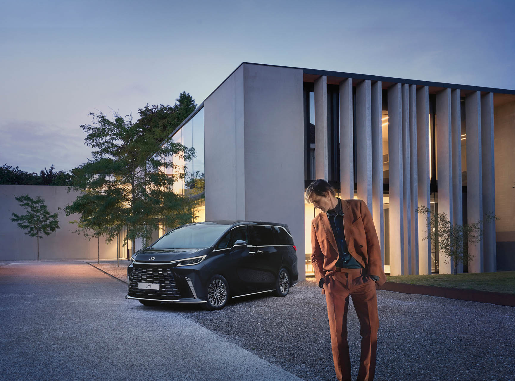 Lexus LM 96