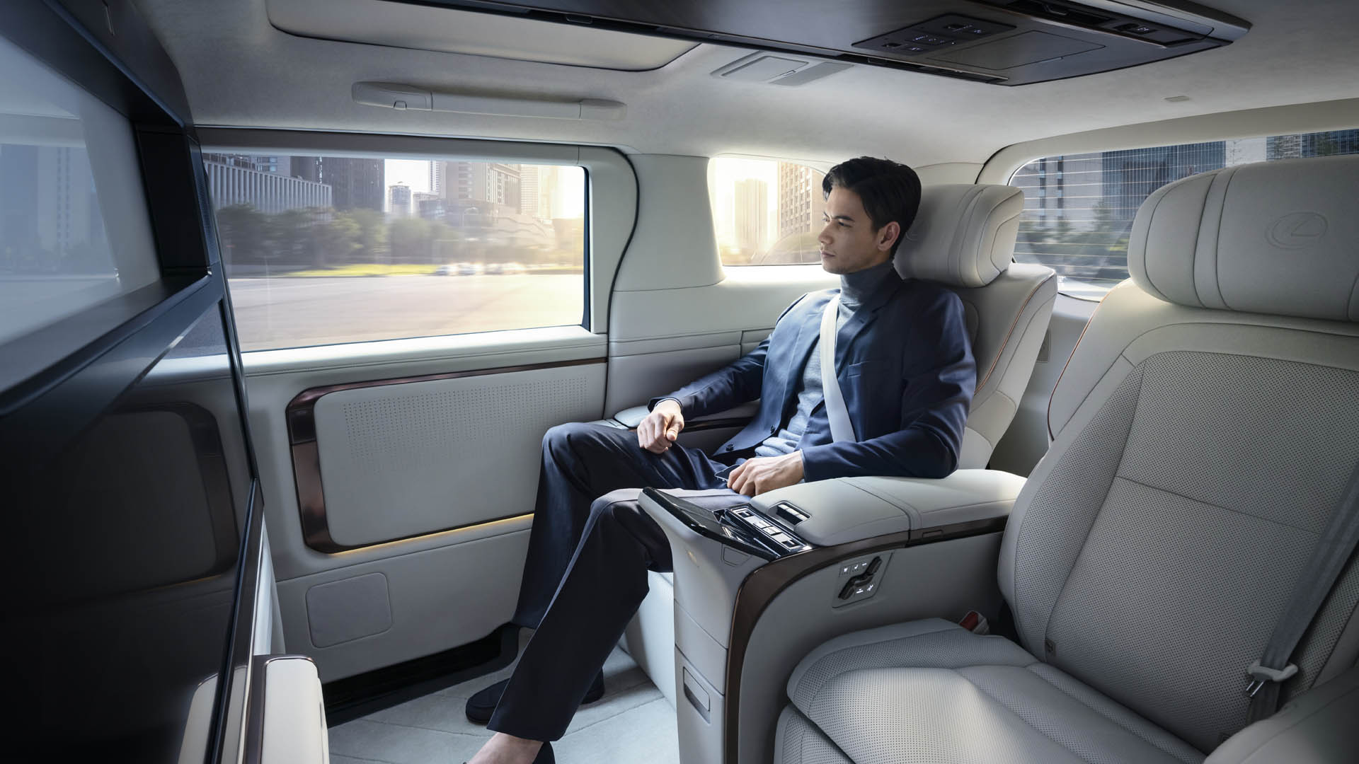 Lexus LM 27