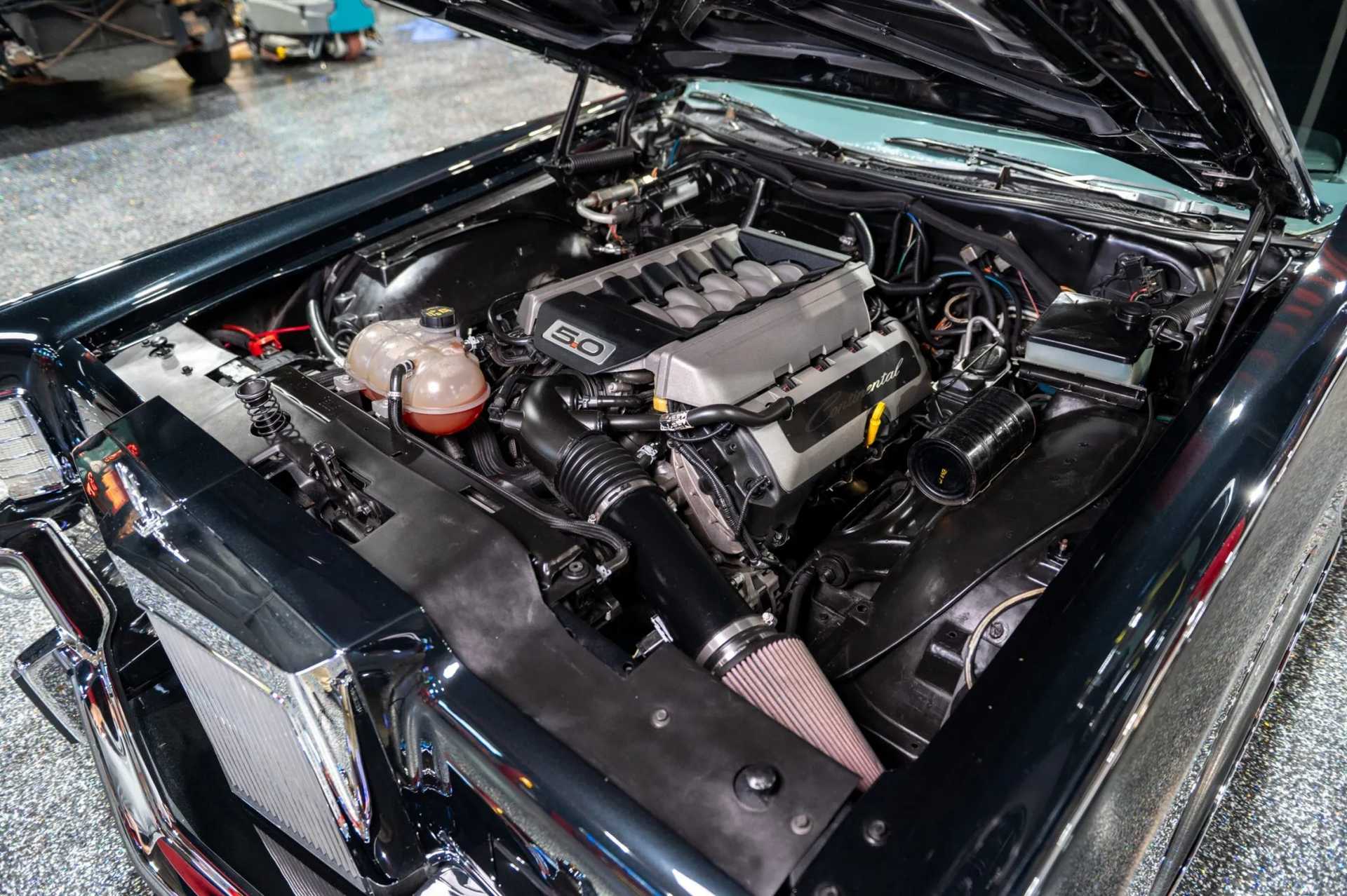 lincoln continental town car 1977 with coyote V8 27
