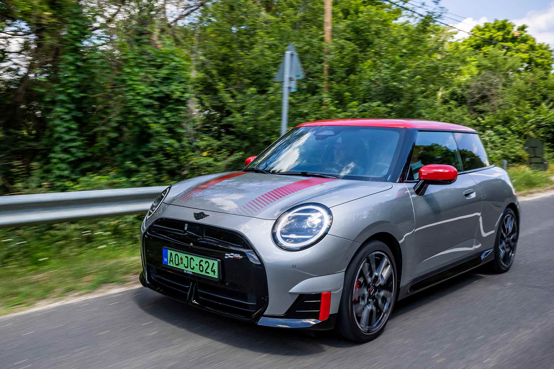 P90646885 highRes mini-jcw-driving-day