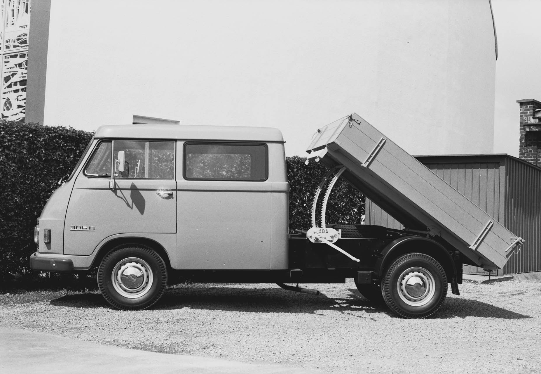 Mercedes-Benz L 306
