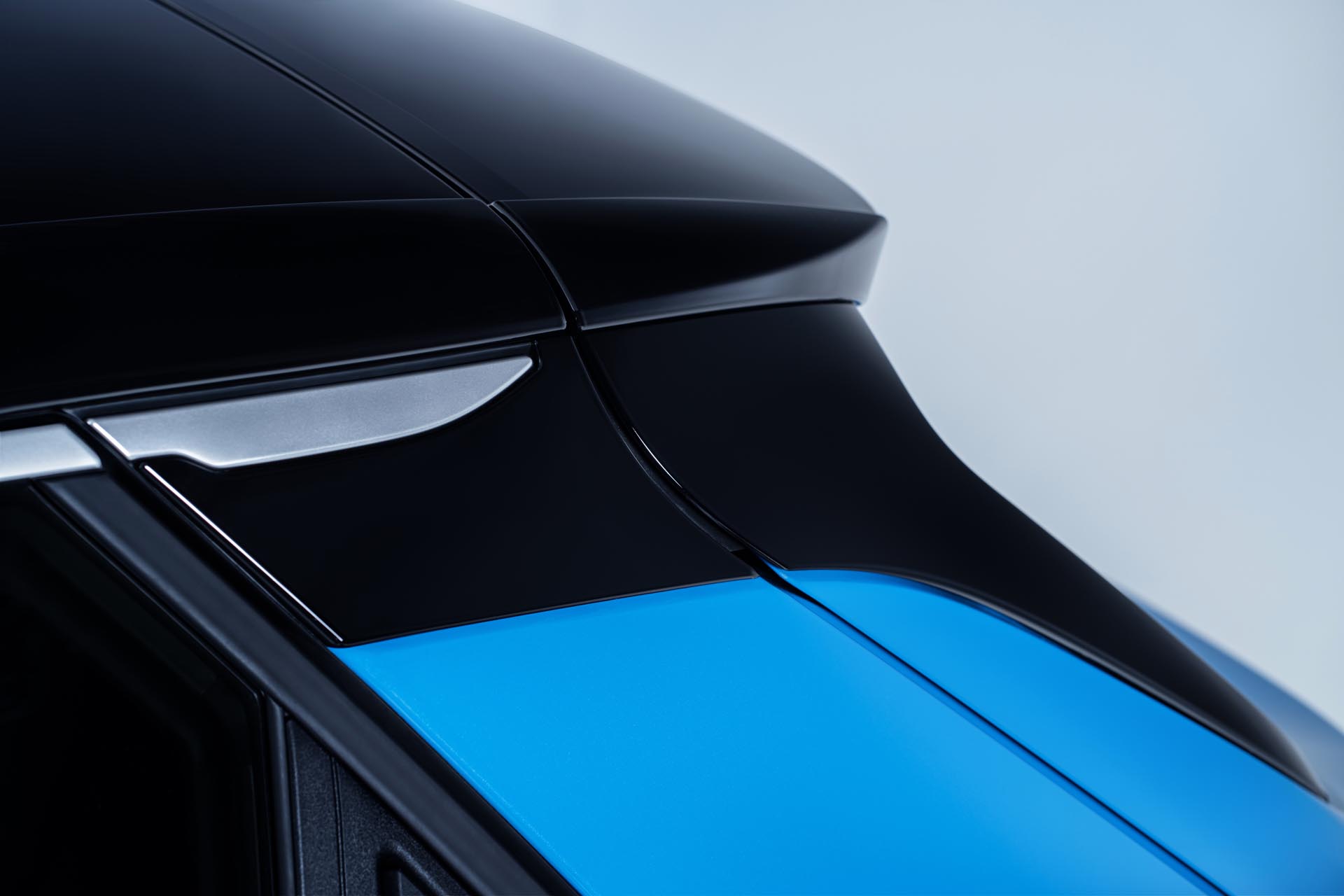 detailed image of black roof on the rear with silver triming