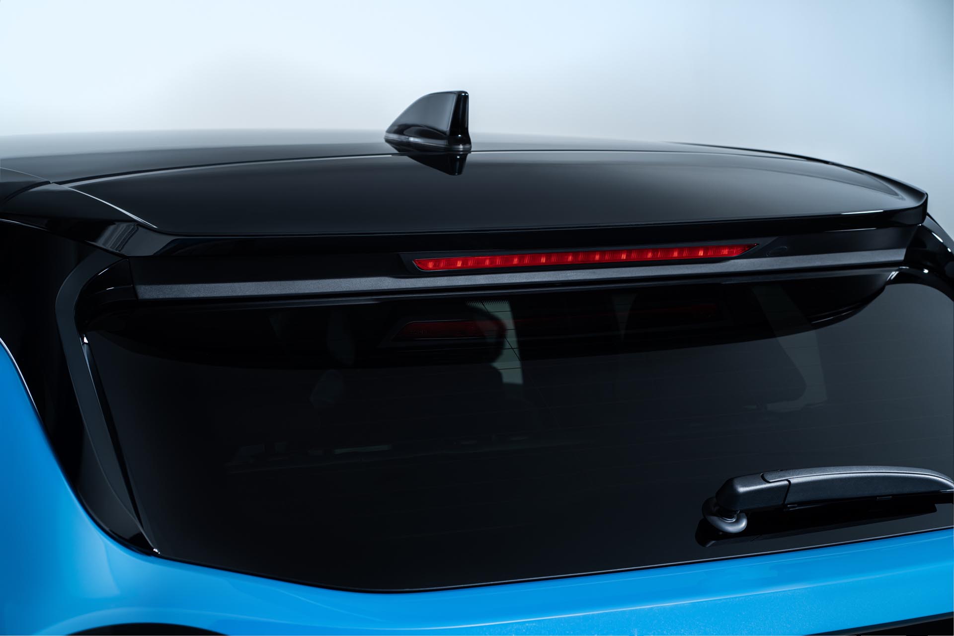 rear detail view of two tone roof and rear windscreen