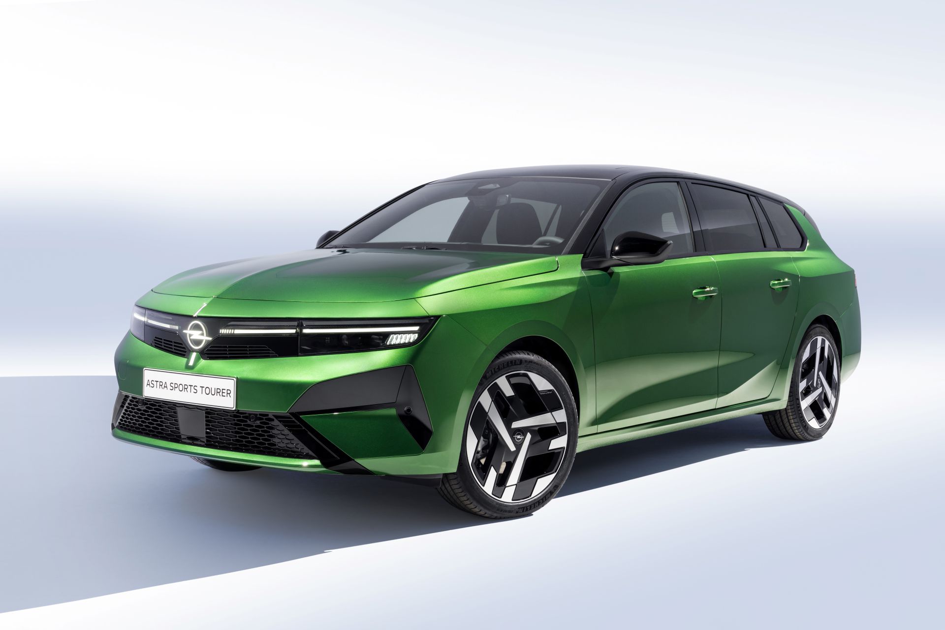 new-opel-astra-sports-tourer 01
