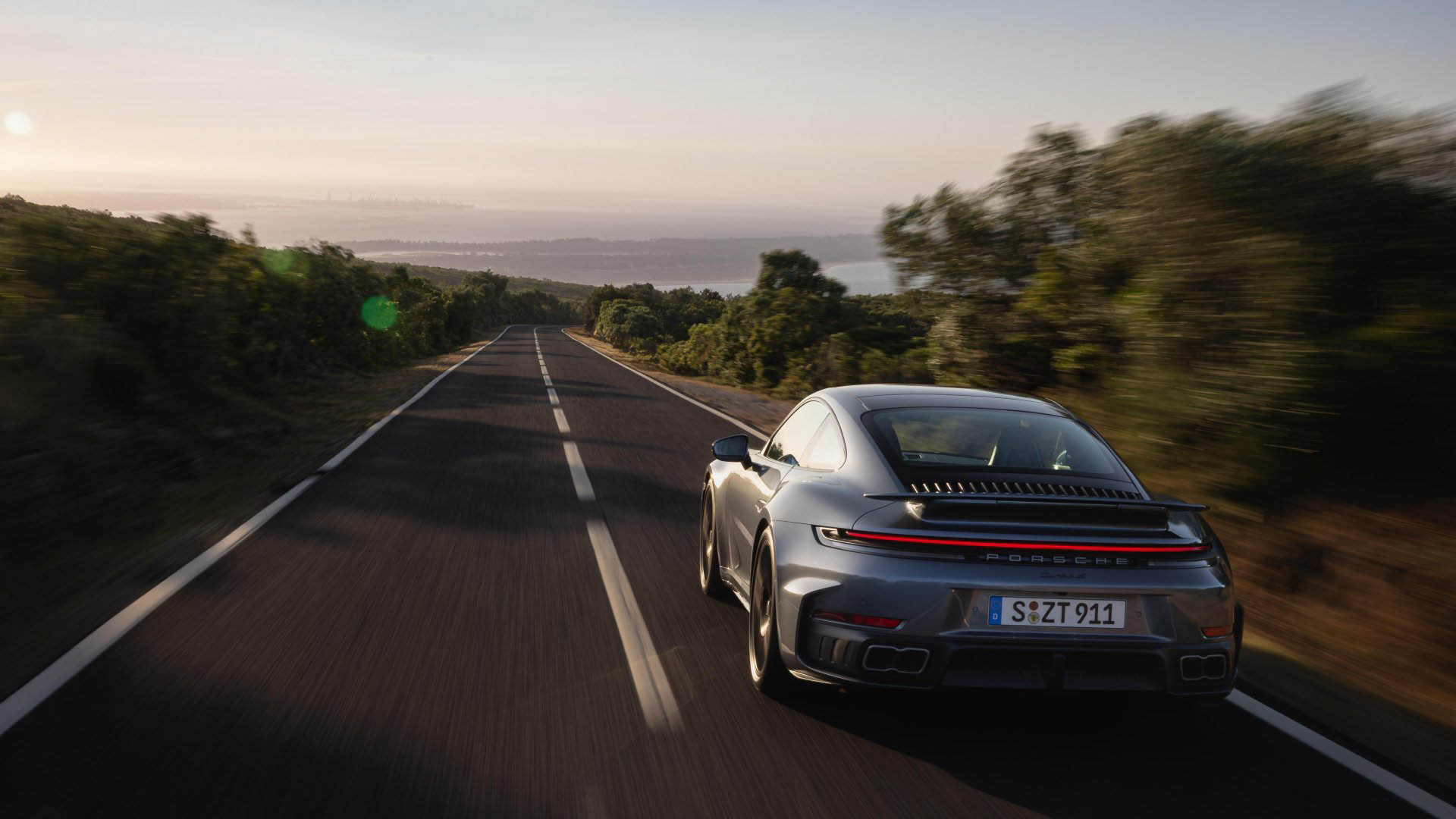 Porsche 911 Turbo S 2025 05