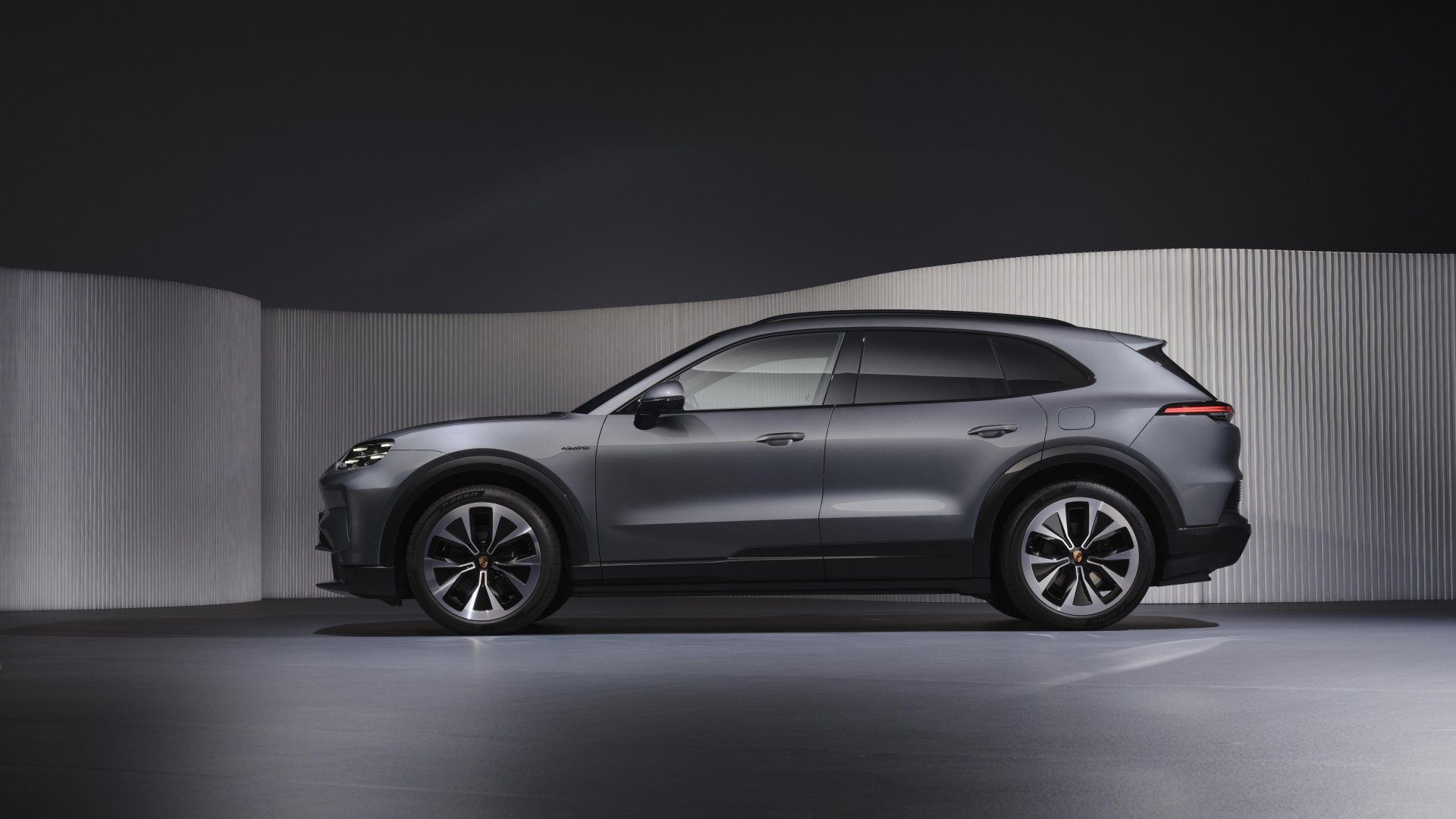 porsche cayenne electric 32