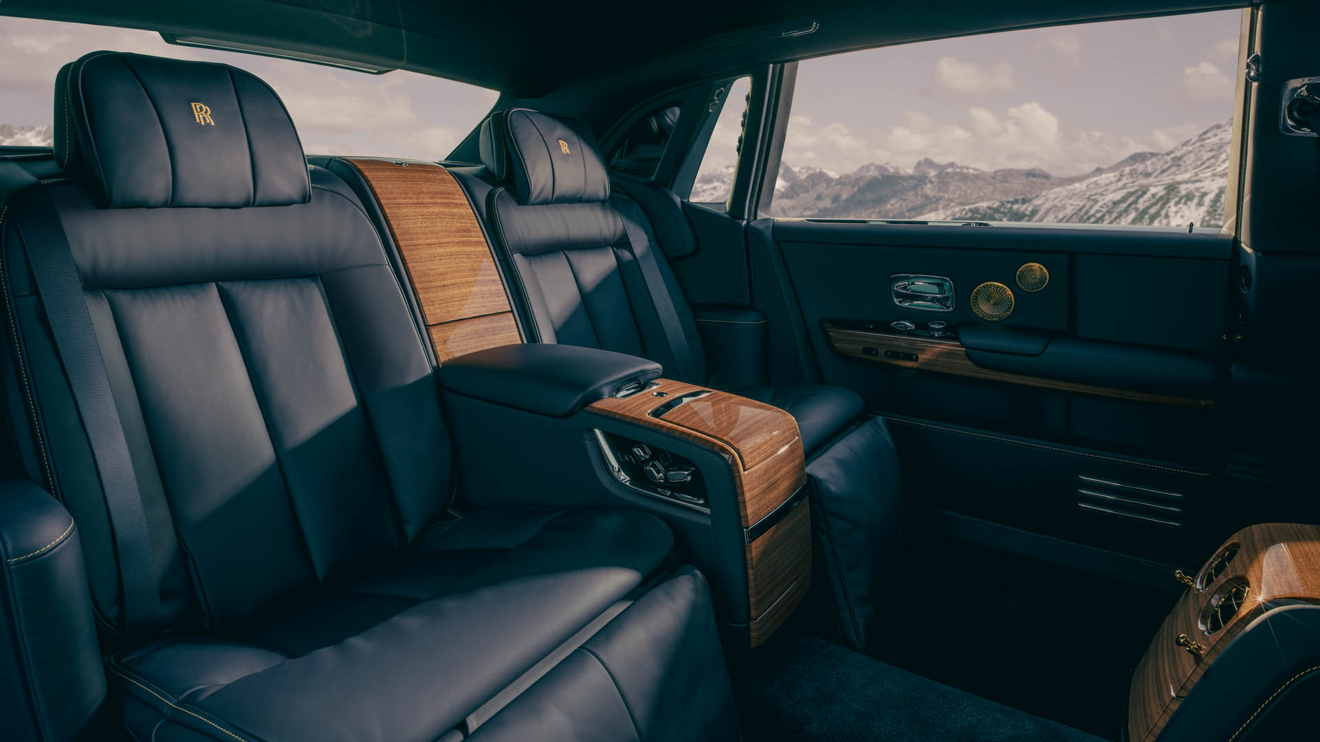 rolls-royce phantom goldfinger 01