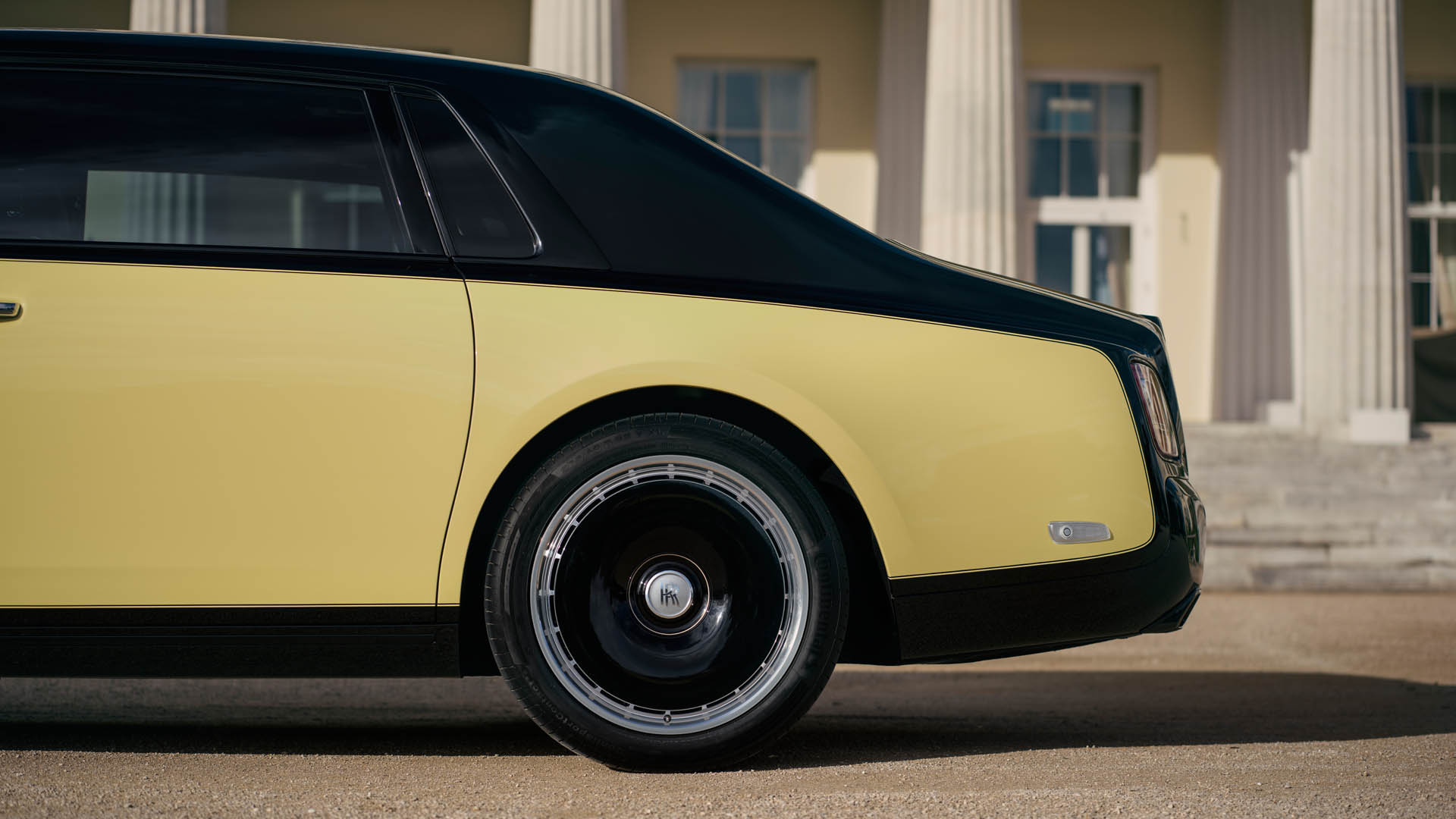 rolls-royce phantom goldfinger 30