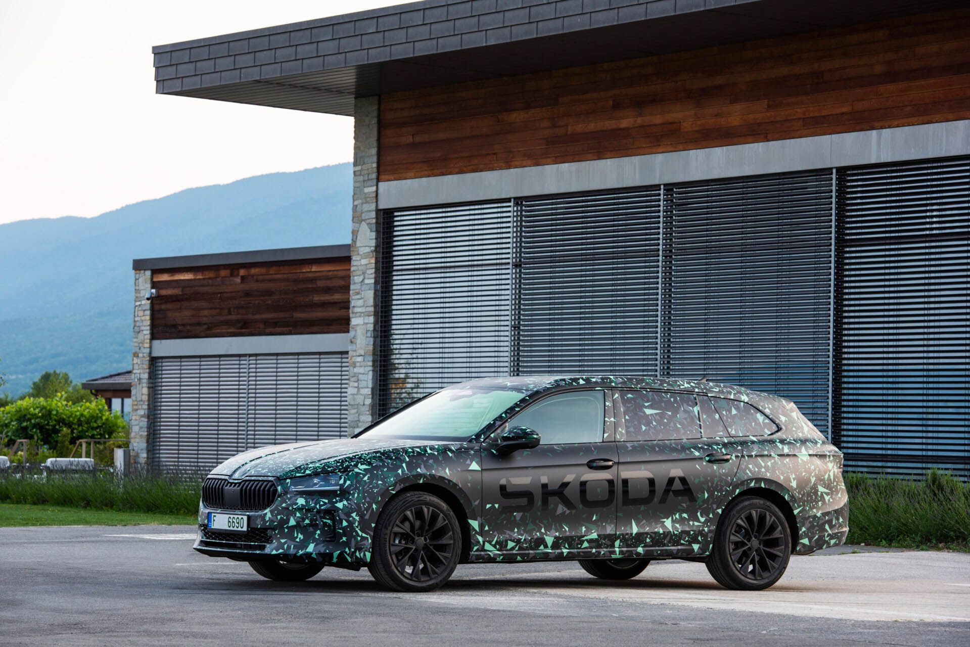 Skoda Superb camouflage 07