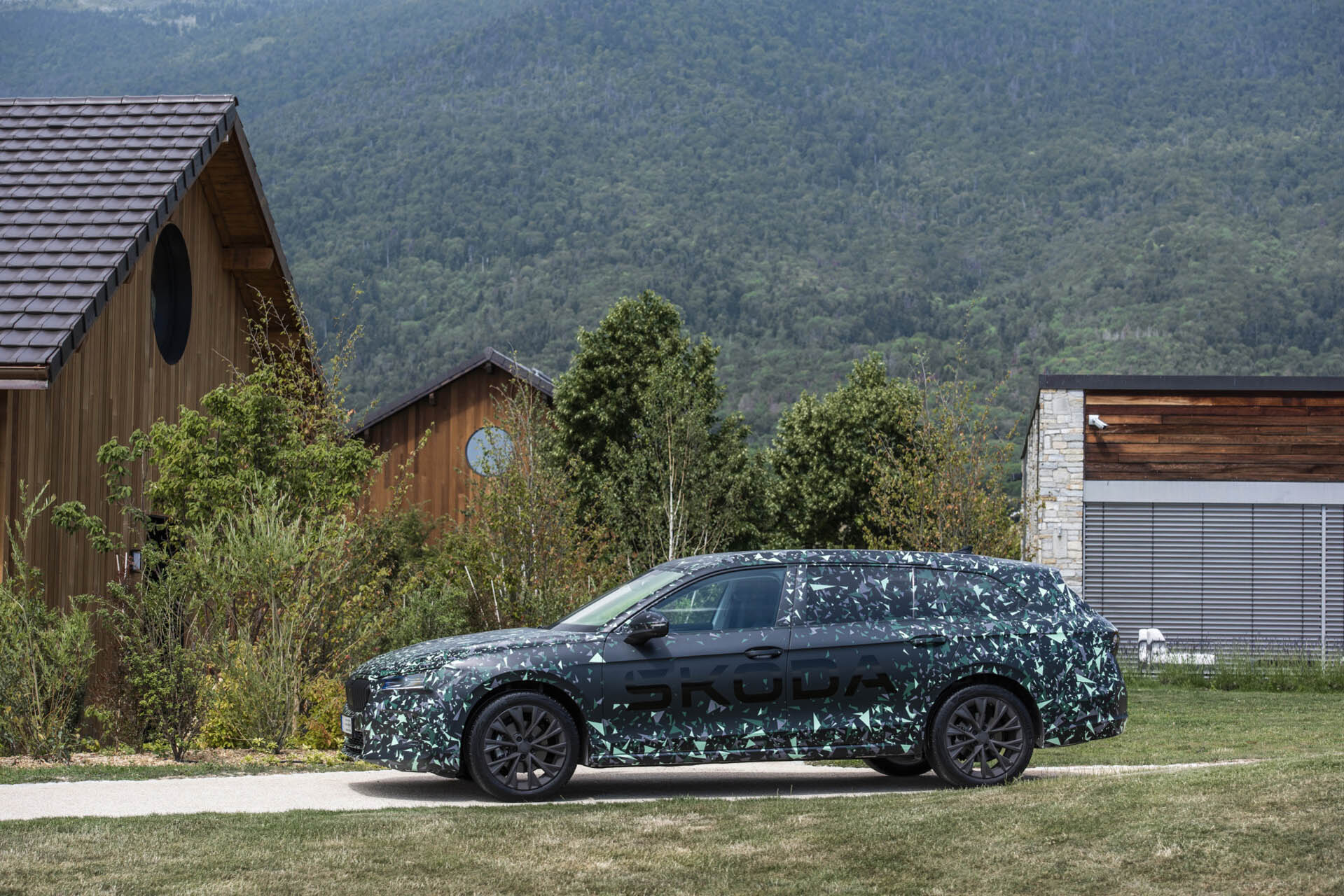 Skoda Superb camouflage 08
