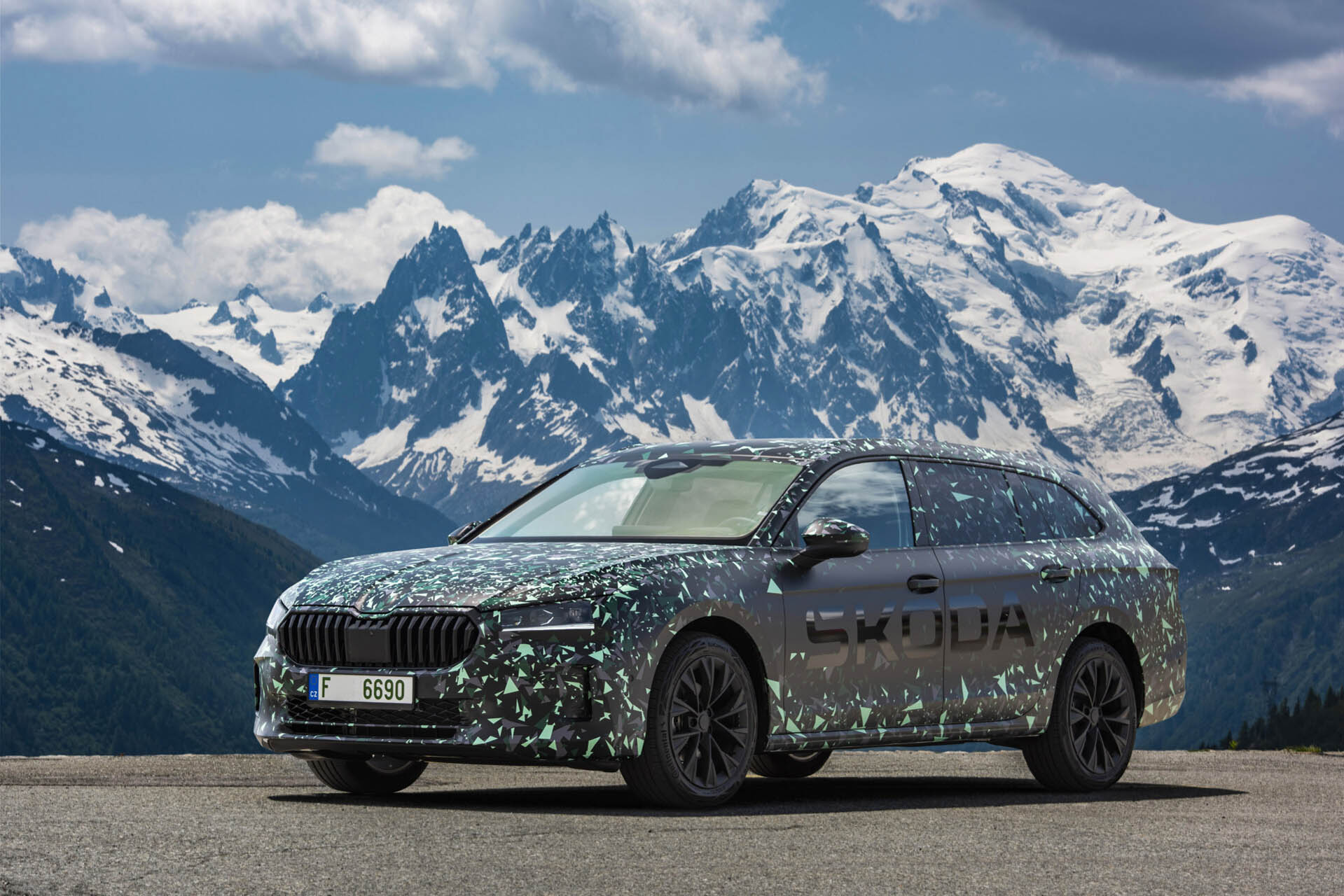 Skoda Superb camouflage