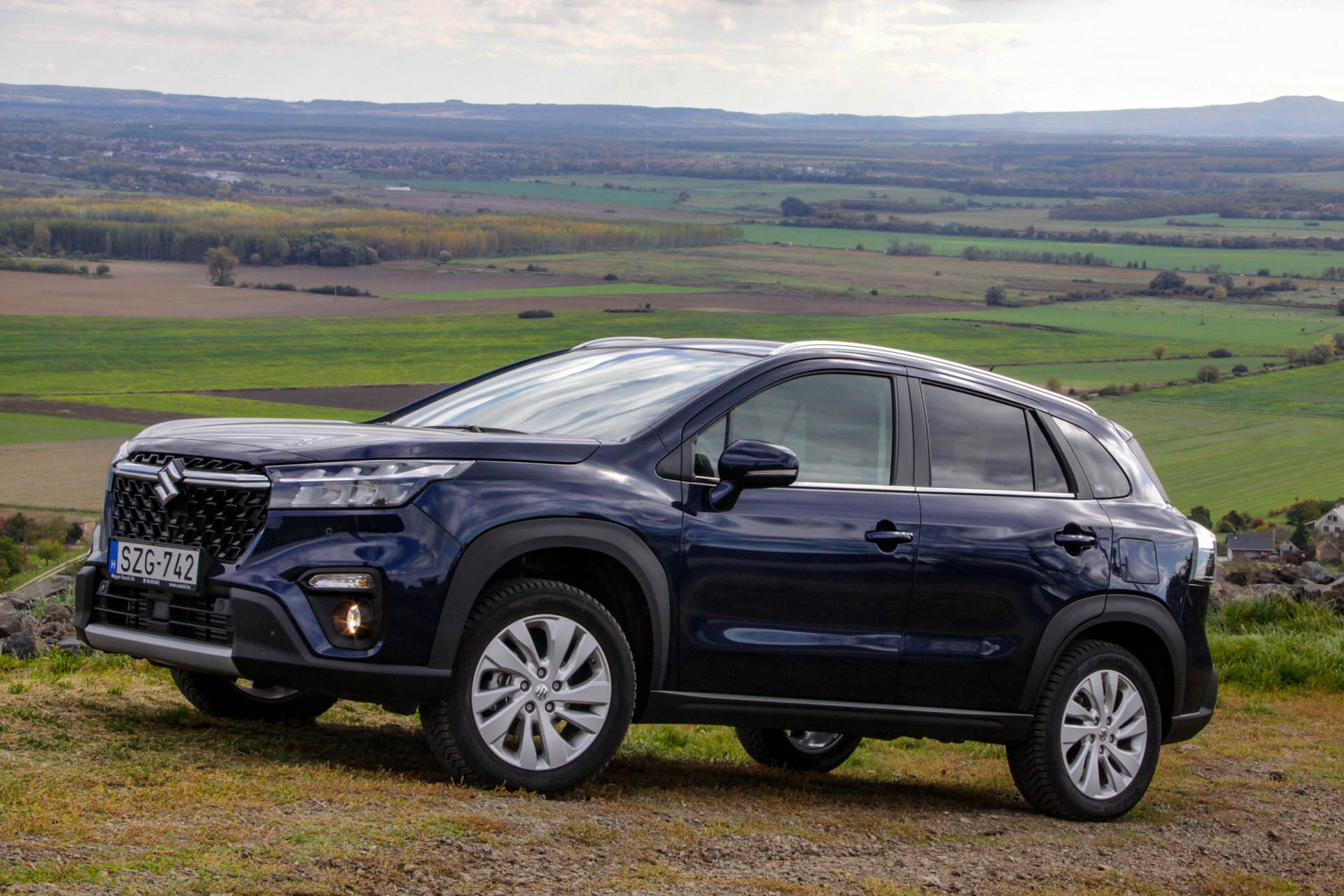 suzukisxscrossmhev2022f02