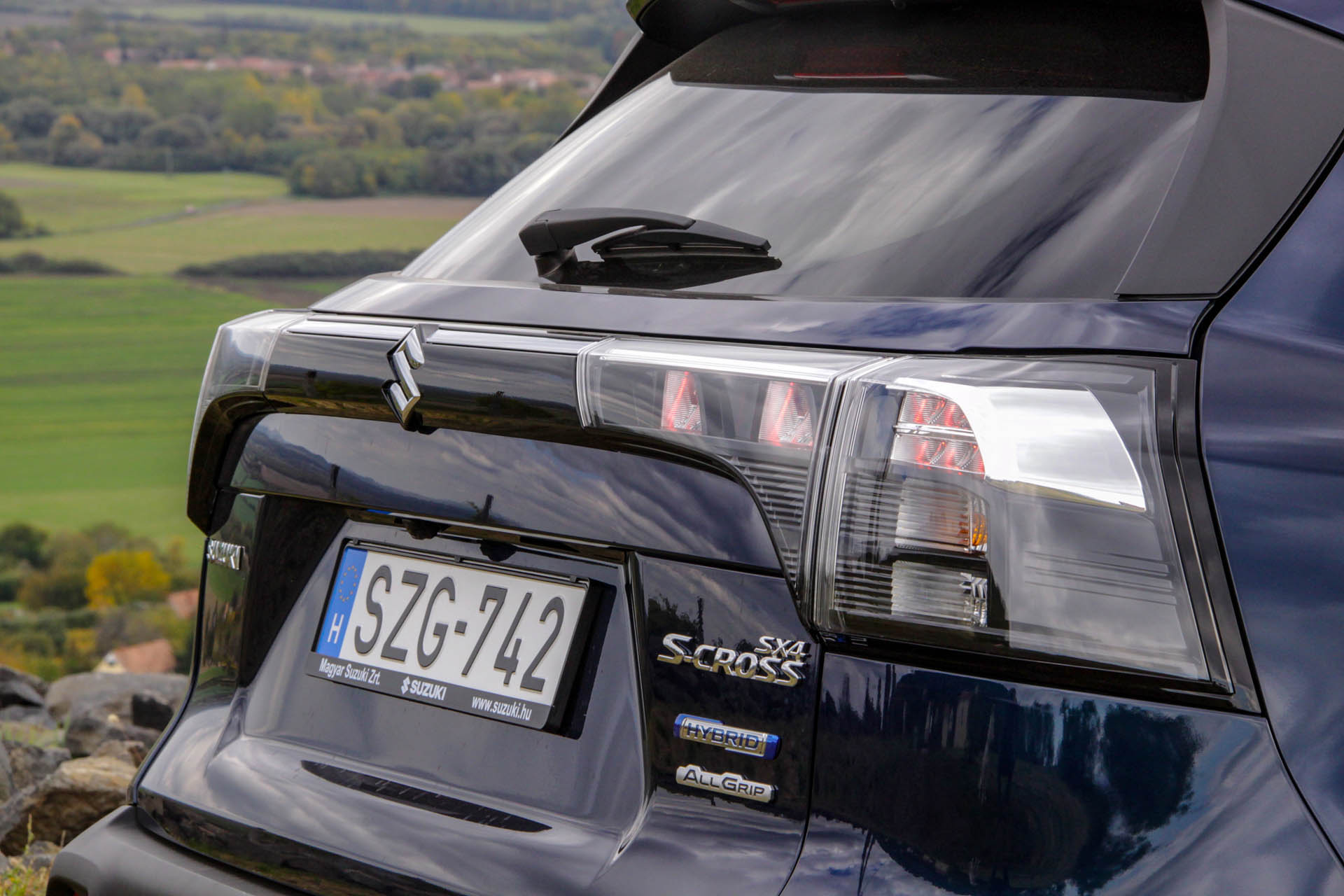 suzukisxscrossmhev2022o01