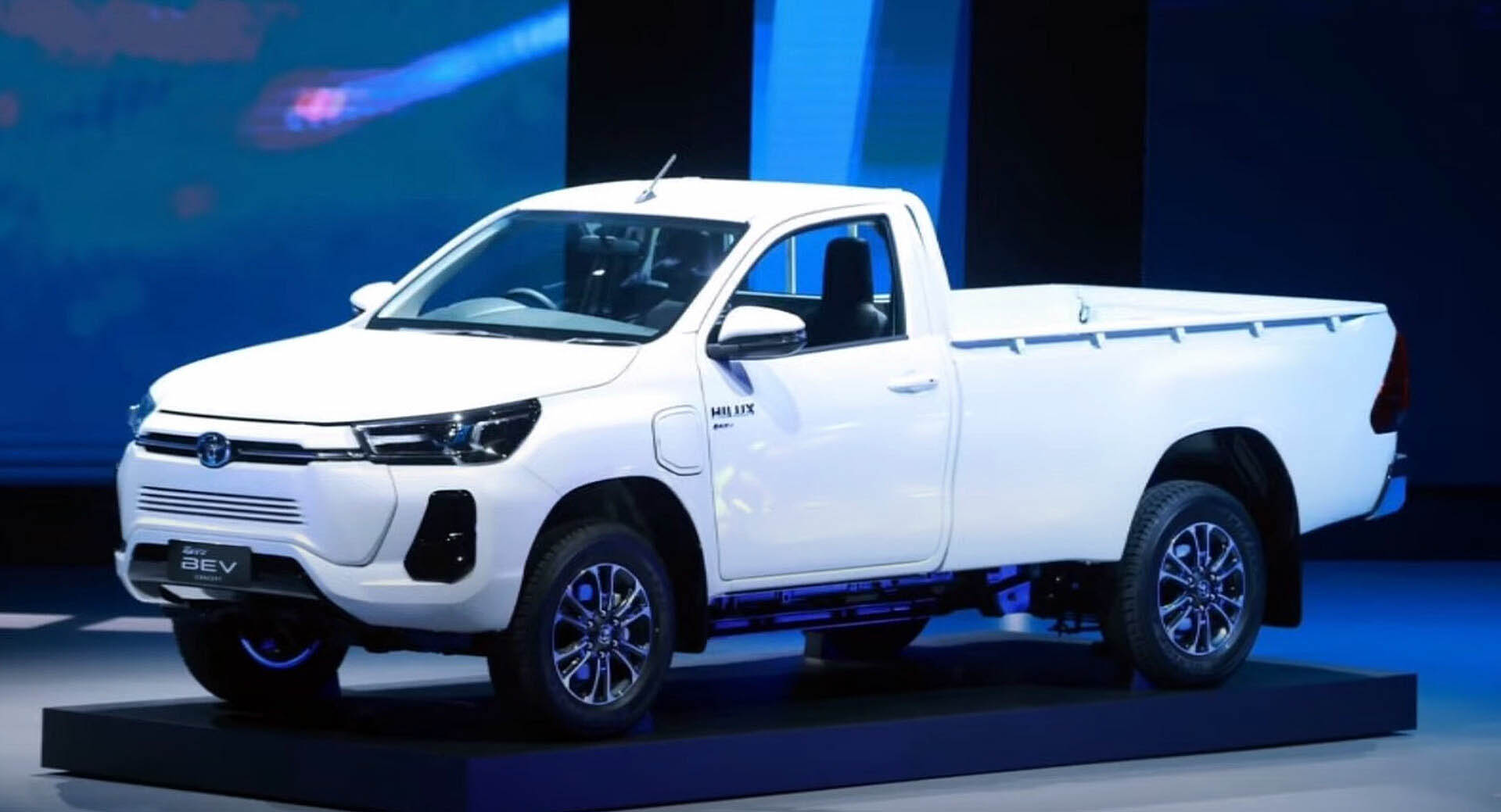 toyota hilux-revo-bev-concept03