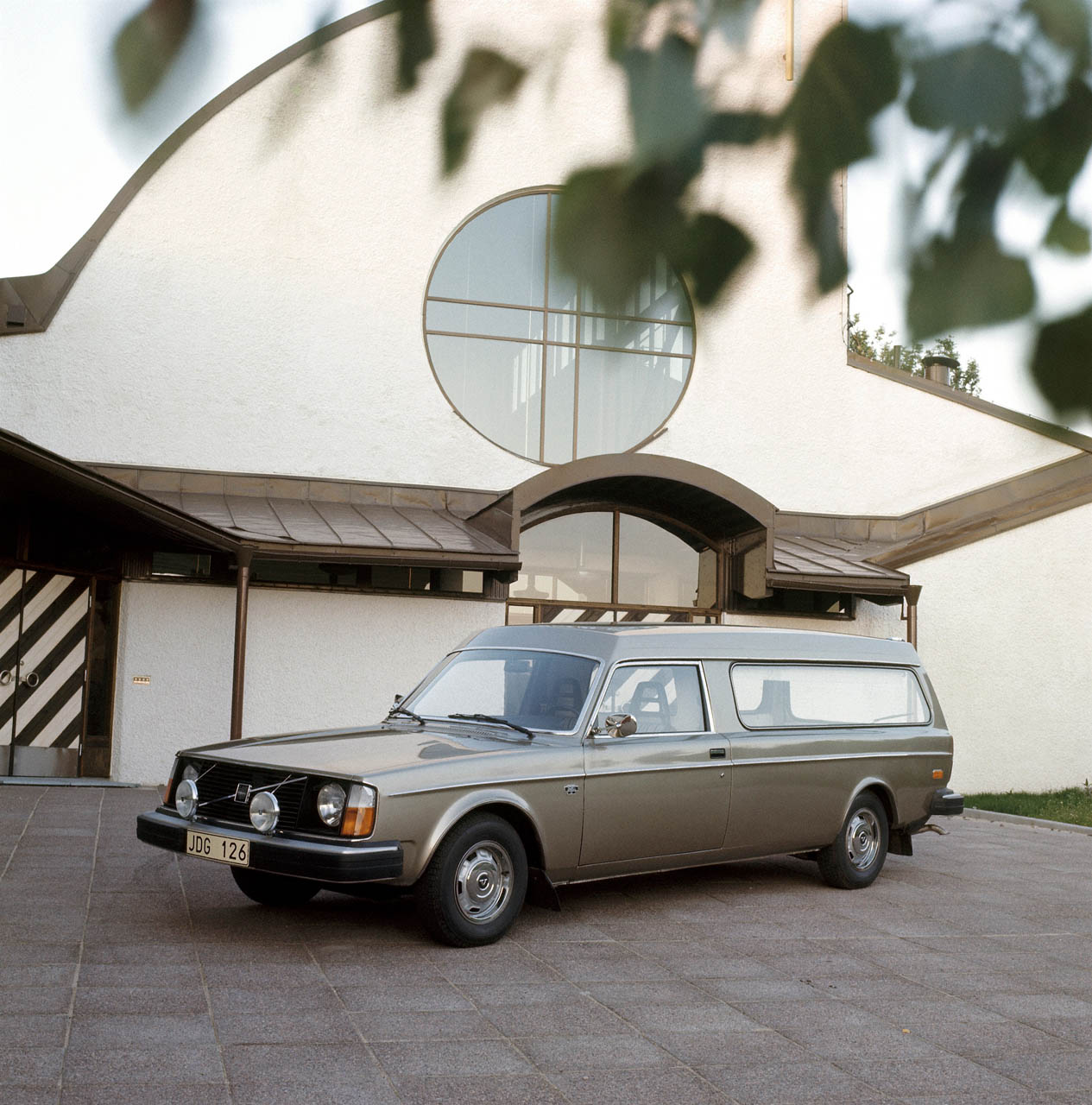 6052 Volvo 245 Hearse