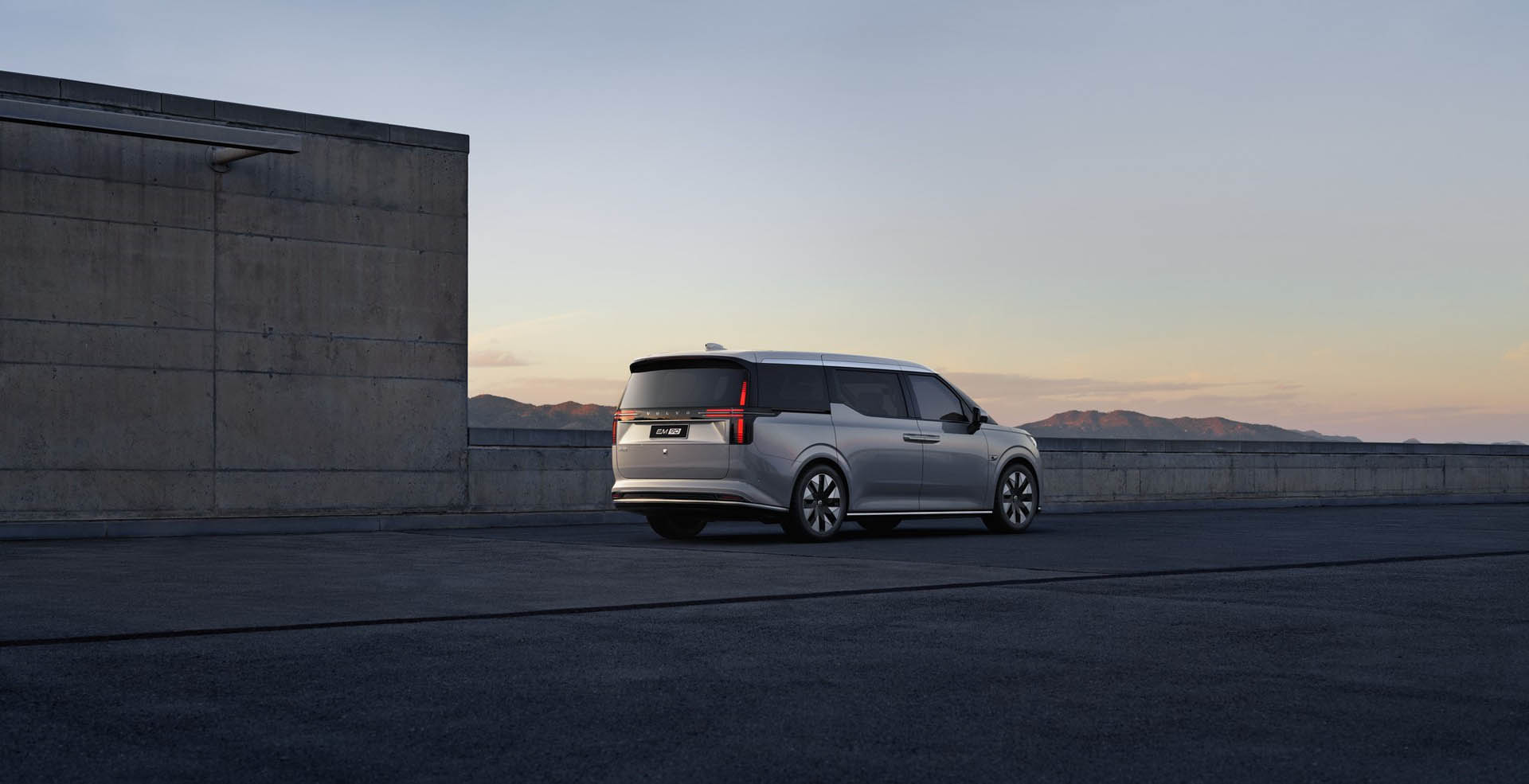 Volvo EM90 11