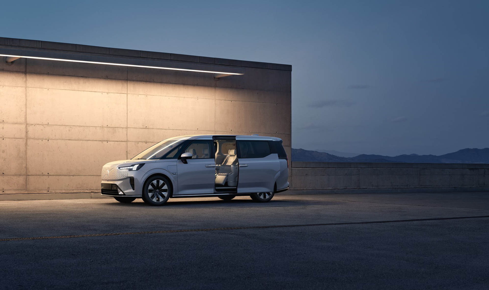 Volvo EM90 12
