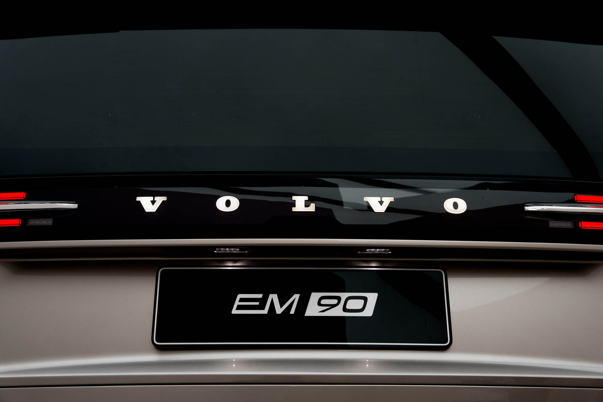 Volvo EM90 19
