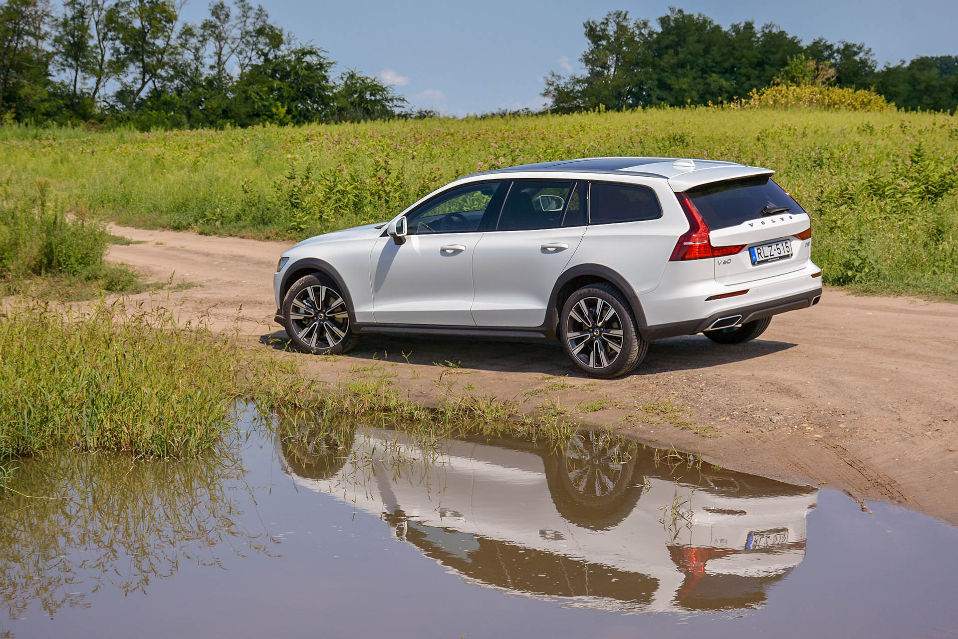 volvov60crosscountryd4awd01